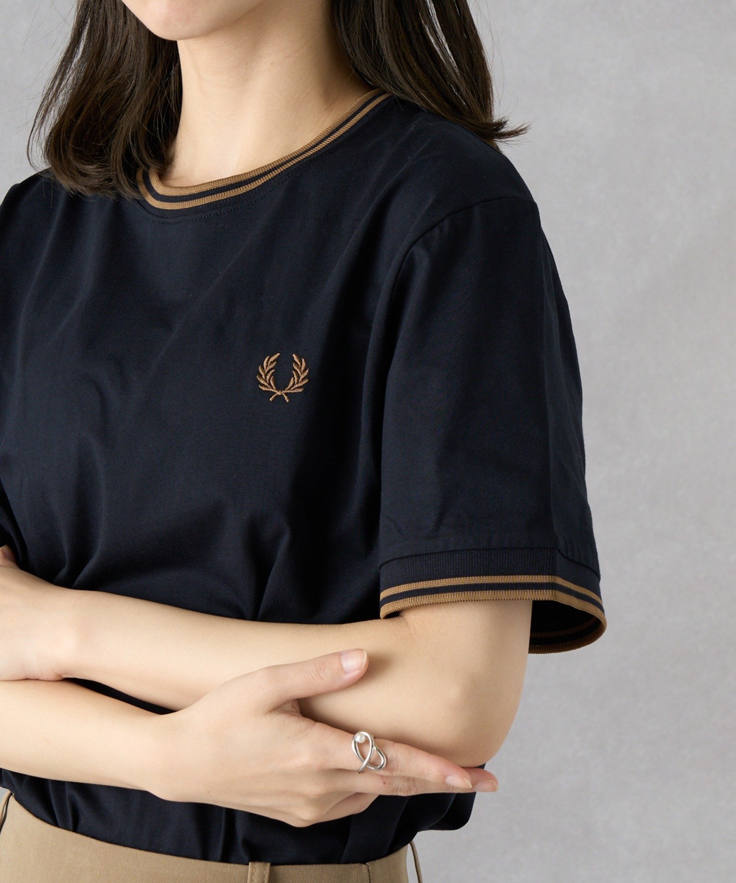 【カセットチャート/Cassette Chart】のFRED PERRY/TWIN TIPPED T-SHIRT M1588 インテリア・キッズ・メンズ・レディースファッション・服の通販 founy(ファニー) 　ファッション　Fashion　レディースファッション　Fashion for Women　トップス・カットソー　Cut & Sew Tops　シャツ・ブラウス・オフィスカジュアル　Elegant Blouses & Button-Ups　ロングTシャツ・Tシャツ　Longline T-Shirts & Tees　アクセサリー　Fashion Accessories　カーゴパンツ　Cargo Pants, Utility Pants　クラシック　Classic, Timeless Style　軽量　Lightweight, Ultra Light　サンダル　Sandals, Summer Shoes　シルバー　Silver, Metallic Silver　シンプル　Simple, Minimal　スニーカー　Sneakers, Trainers　スラックス　Slacks, Dress Pants　デニム　Denim, Jeans Material　トレンド　Trend, Trending Now　人気　Popular, Best Seller　ハーフ　Half, Half-Length　フィット　Fit, Slim Fit　フォーマル　Formal, Dressy　ボトム　Bottoms, Lower Wear　ポロシャツ　Polo Shirt, Collared Tee　モッズコート　Mods Coat, Military Parka　レギュラー　Regular, Standard Fit　ワンポイント　One Point, Statement Accent　再入荷　Restock / Back in Stock　おすすめ　Recommended / Our Picks　エレガント 上品　Elegant　BLK4|ID: prp329100004792605 ipo3291000000034960372