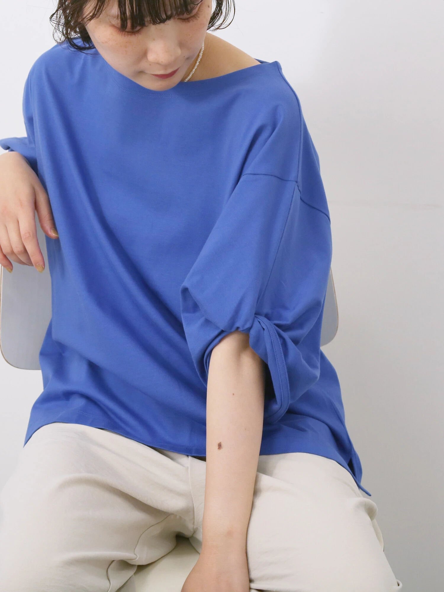 【サマンサモスモス/Samansa Mos2】のツイストスリーブTシャツ インテリア・キッズ・メンズ・レディースファッション・服の通販 founy(ファニー) 　ファッション　Fashion　レディースファッション　Fashion for Women　トップス・カットソー　Cut & Sew Tops　シャツ・ブラウス・オフィスカジュアル　Elegant Blouses & Button-Ups　ロングTシャツ・Tシャツ　Longline T-Shirts & Tees　シンプル　Simple, Minimal　スリーブ　Sleeve, Long Sleeve / Short Sleeve　ツイスト　Tweed, Tweed Fabric　ブルー|ID: prp329100004792608 ipo3291000000034774339