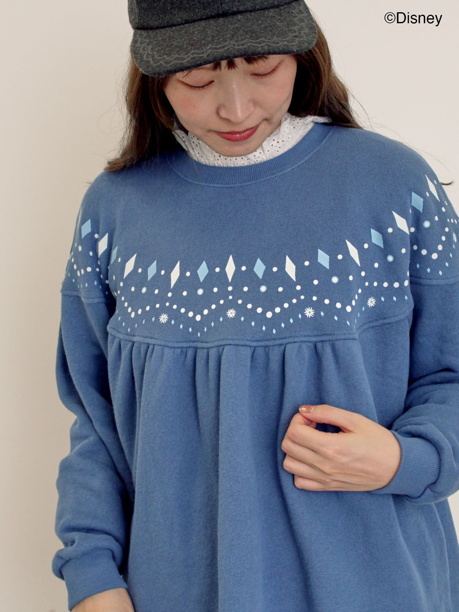 【サマンサモスモス/Samansa Mos2】の【Disney】アナと雪の女王/柄プリントスウェット インテリア・キッズ・メンズ・レディースファッション・服の通販 founy(ファニー) ファッション Fashion レディースファッション Fashion for Women トップス・カットソー Cut & Sew Tops レディースパーカー・カジュアルフーディー Casual Hoodies & Sweatshirts スウェット・クルーネックトップス Sweatshirts & Crewnecks / Relaxed Fit Sweat Tops おすすめ Recommended / Our Picks スウェット / スエット Sweatshirt, Sweatwear タートル Turtleneck, Turtle Collar デニム Denim, Jeans Material プリント Print, Printed Pattern モチーフ Motif, Design Theme ブルー|ID: prp329100004792793 ipo3291000000034775701