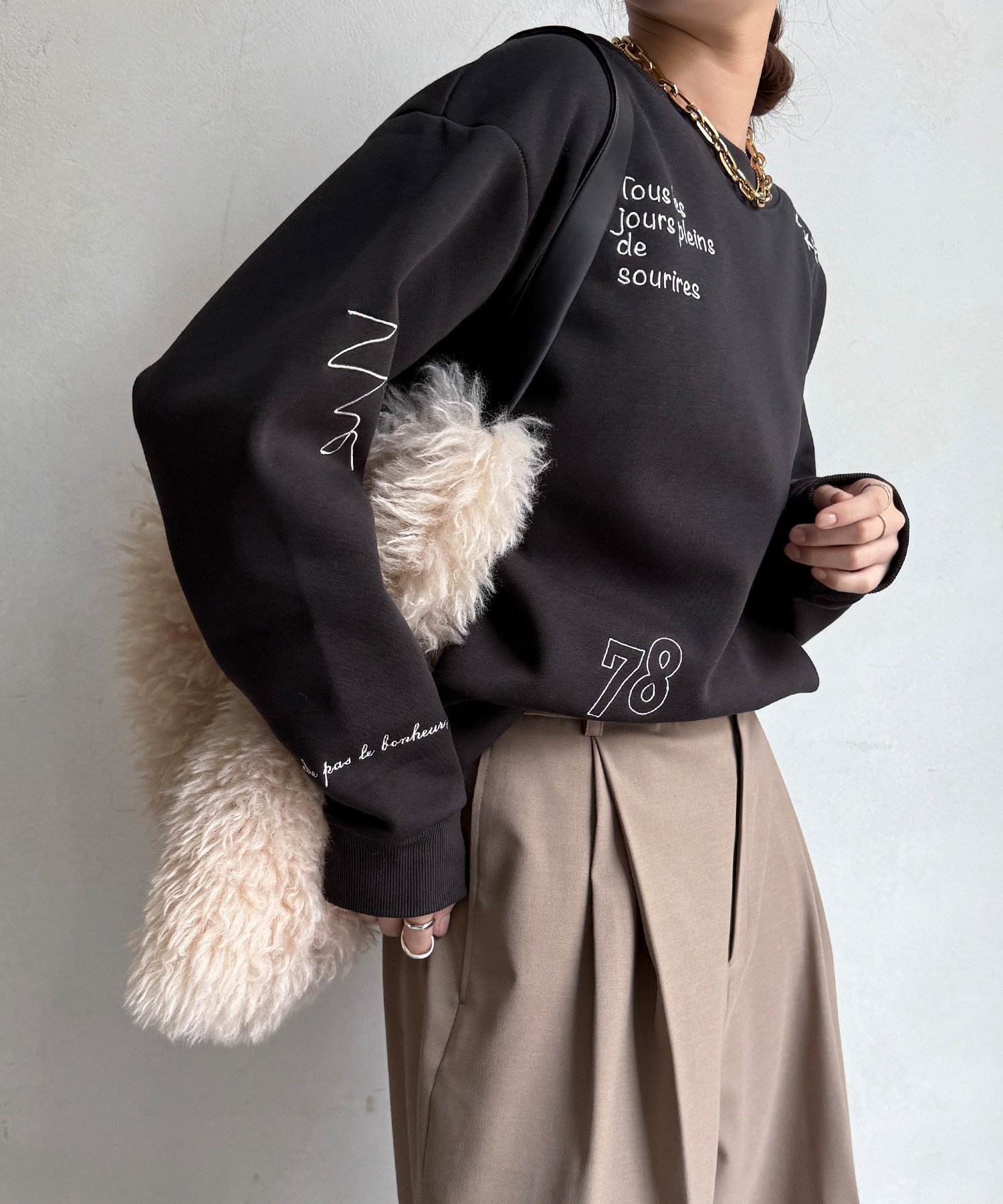 【ドゥドゥ/DouDou】の【WEB限定】裏毛裏起毛ランダム刺繍ロゴトップス 人気、トレンドファッション・服の通販 founy(ファニー) 　ファッション　Fashion　レディースファッション　Fashion for Women　トップス・カットソー　Cut & Sew Tops　洗える　Machine Washable　スマート　Smart, Elegant　雑誌　Magazine, Fashion Magazine　ベーシック　Basic, Essential　ランダム　Random, Irregular　A/W・秋冬　Autumn/Winter　冬　Winter / This Winter　再入荷　Restock / Back in Stock　2025年　2025　2025-2026秋冬・A/W　Autumn/Winter 2025–26 AW25–26　 other-1|ID: prp329100004792801 ipo3291000000034932195