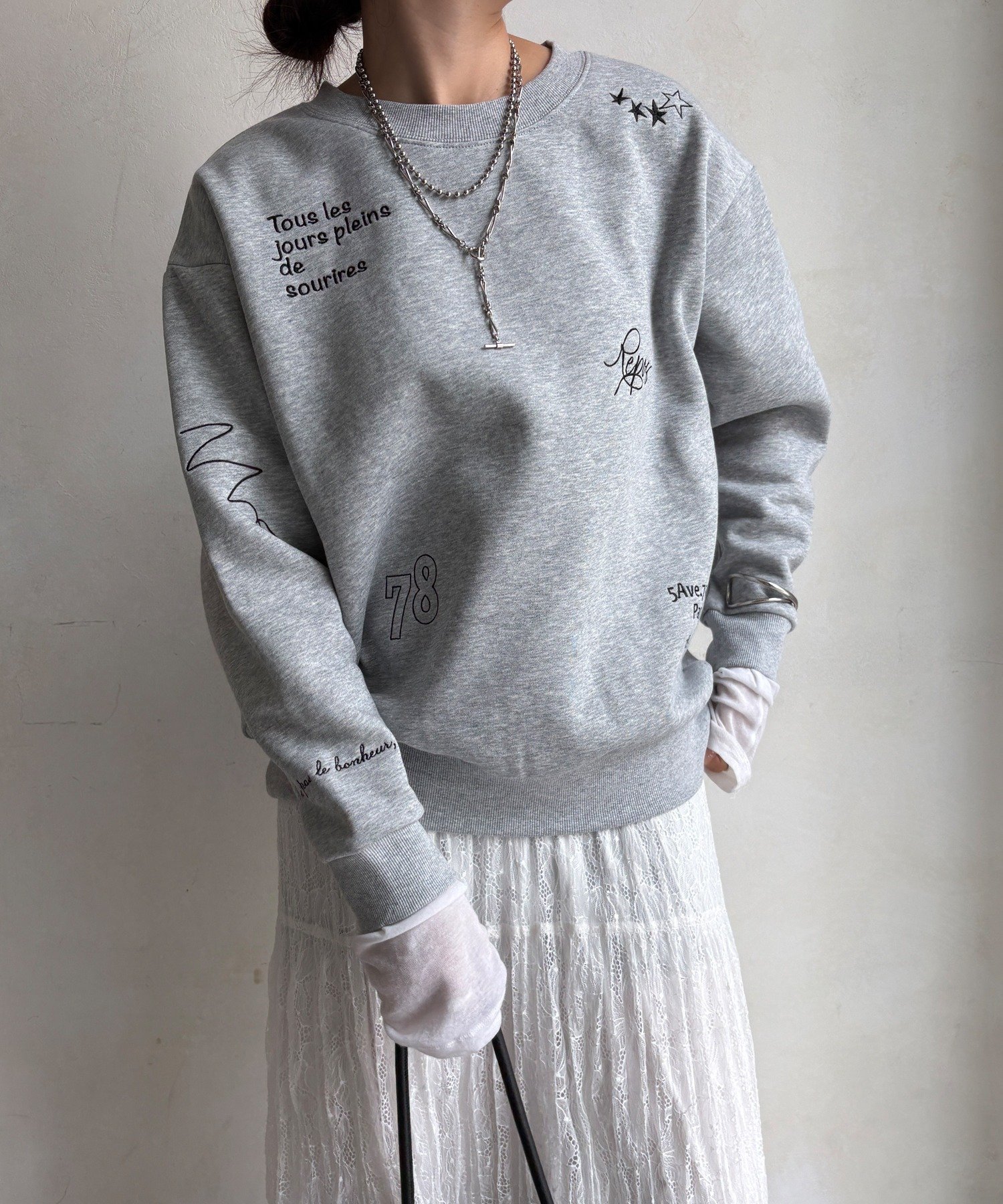 【ドゥドゥ/DouDou】の【WEB限定】裏毛裏起毛ランダム刺繍ロゴトップス インテリア・キッズ・メンズ・レディースファッション・服の通販 founy(ファニー) 　ファッション　Fashion　レディースファッション　Fashion for Women　トップス・カットソー　Cut & Sew Tops　洗える　Machine Washable　スマート　Smart, Elegant　雑誌　Magazine, Fashion Magazine　ベーシック　Basic, Essential　ランダム　Random, Irregular　A/W・秋冬　Autumn/Winter　冬　Winter / This Winter　再入荷　Restock / Back in Stock　2025年　2025　2025-2026秋冬・A/W　Autumn/Winter 2025–26 AW25–26　ライトグレー|ID: prp329100004792801 ipo3291000000034932202