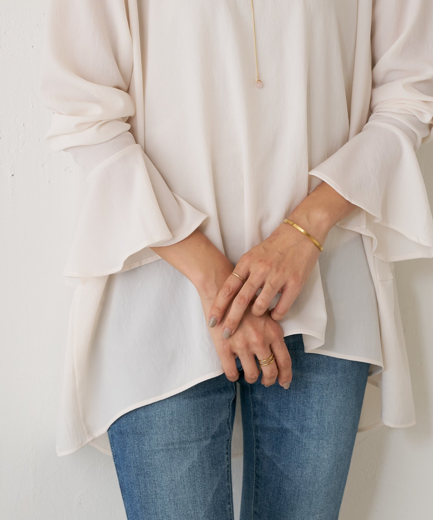 【ビアズリー/BEARDSLEY】のフリルカフス後ろドレープTブラウス インテリア・キッズ・メンズ・レディースファッション・服の通販 founy(ファニー) ファッション Fashion レディースファッション Fashion for Women トップス・カットソー Cut & Sew Tops シャツ・ブラウス・オフィスカジュアル Elegant Blouses & Button-Ups 春 Spring カフス Cuff Design ギャザー Gathered, Ruffled ジョーゼット Georgette, Semi-Sheer Fabric ストレッチ Stretch, Stretchy Fabric ドレープ Drape, Draping Fabric フリル Frill, Ruffle S/S・春夏 SS, Spring/Summer, Warm Season 再入荷 Restock / Back in Stock おすすめ Recommended / Our Picks 夏 Summer アイボリー|ID: prp329100004793480 ipo3291000000034780790