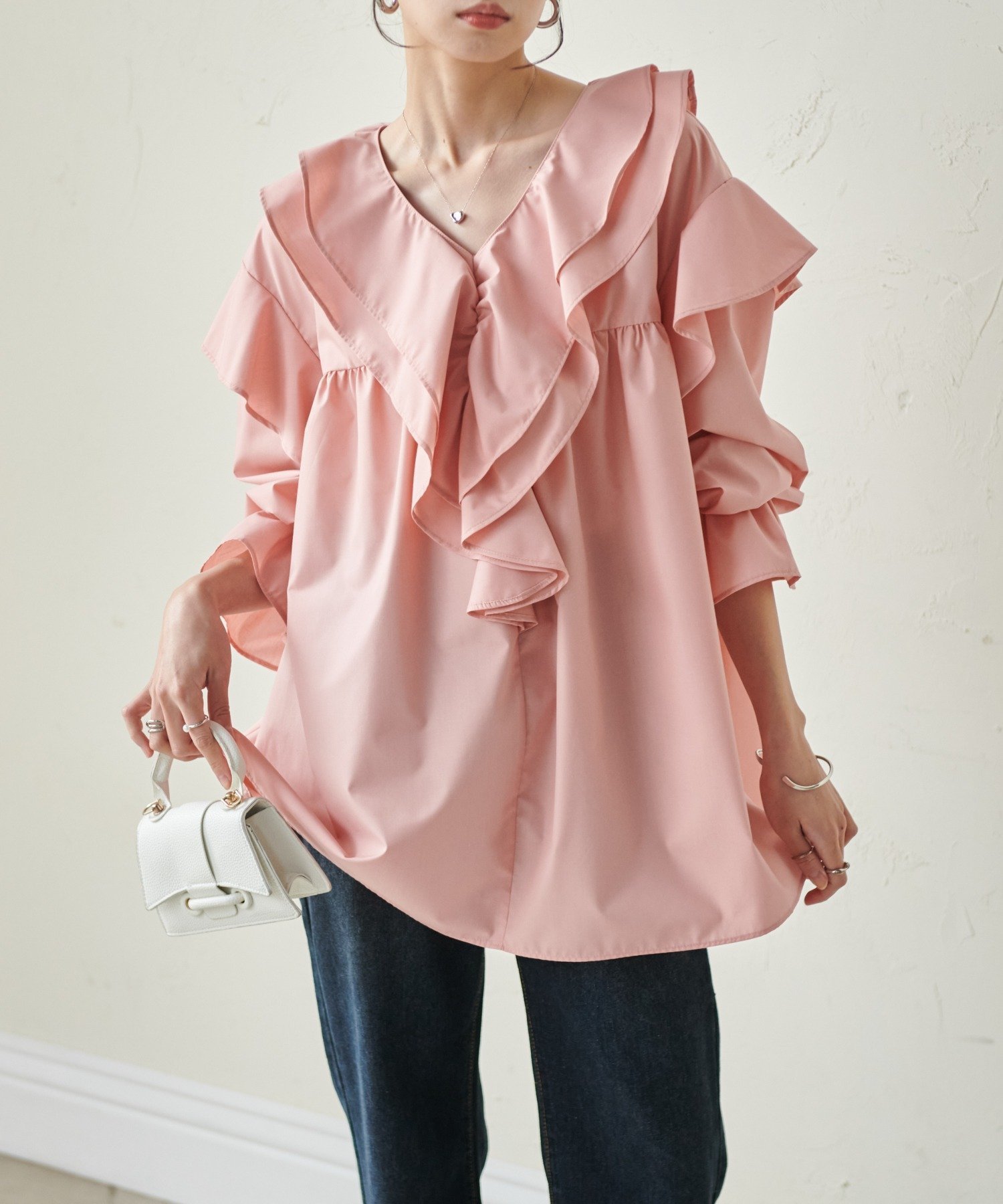 【ラナン/Ranan】のビッグカラーフリルブラウス インテリア・キッズ・メンズ・レディースファッション・服の通販 founy(ファニー) 　ファッション　Fashion　レディースファッション　Fashion for Women　トップス・カットソー　Cut & Sew Tops　シャツ・ブラウス・オフィスカジュアル　Elegant Blouses & Button-Ups　オケージョン　Occasion Wear　ギャザー　Gathered, Ruffled　今季　This Season, Current Season　スラックス　Slacks, Dress Pants　スリーブ　Sleeve, Long Sleeve / Short Sleeve　スーツ　Suit, Formalwear　セットアップ　Set-Up, Coordinated Outfit　デコルテ　Décolleté, Neckline　デニム　Denim, Jeans Material　トレンド　Trend, Trending Now　フェミニン　Feminine, Girly　フリル　Frill, Ruffle　ポケット　Pocket, Pocket Detail　ワイド　Wide, Wide Fit　セレモニー　Ceremony　コーラルピンク|ID: prp329100004793591 ipo3291000000035012545