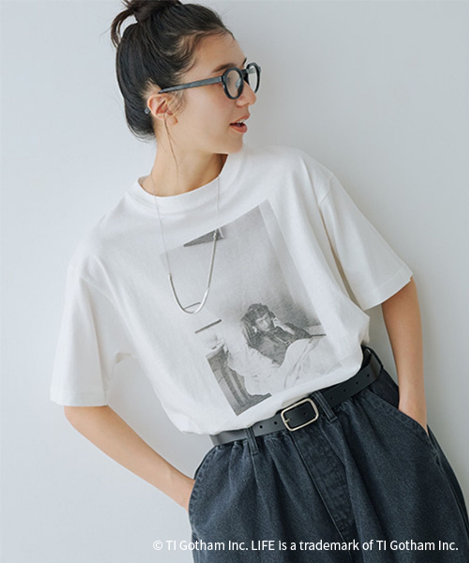 【スタディオ クリップ/studio CLIP】のLIFE フォトグラフィックTシャツ 人気、トレンドファッション・服の通販 founy(ファニー) 　ファッション　Fashion　レディースファッション　Fashion for Women　トップス・カットソー　Cut & Sew Tops　シャツ・ブラウス・オフィスカジュアル　Elegant Blouses & Button-Ups　ロングTシャツ・Tシャツ　Longline T-Shirts & Tees　インナー　Innerwear　カットソー　Cut and Sewn Top　グラフィック　Graphic, Graphic Design　サロペット　Overalls, Salopette　シンプル　Simple, Minimal　ジャケット　Jacket, Outerwear　雑誌　Magazine, Fashion Magazine　デニム　Denim, Jeans Material　定番　Standard, Basic Item　プリント　Print, Printed Pattern　ベーシック　Basic, Essential　おすすめ　Recommended / Our Picks　夏　Summer　 other-1|ID: prp329100004793787 ipo3291000000035092982