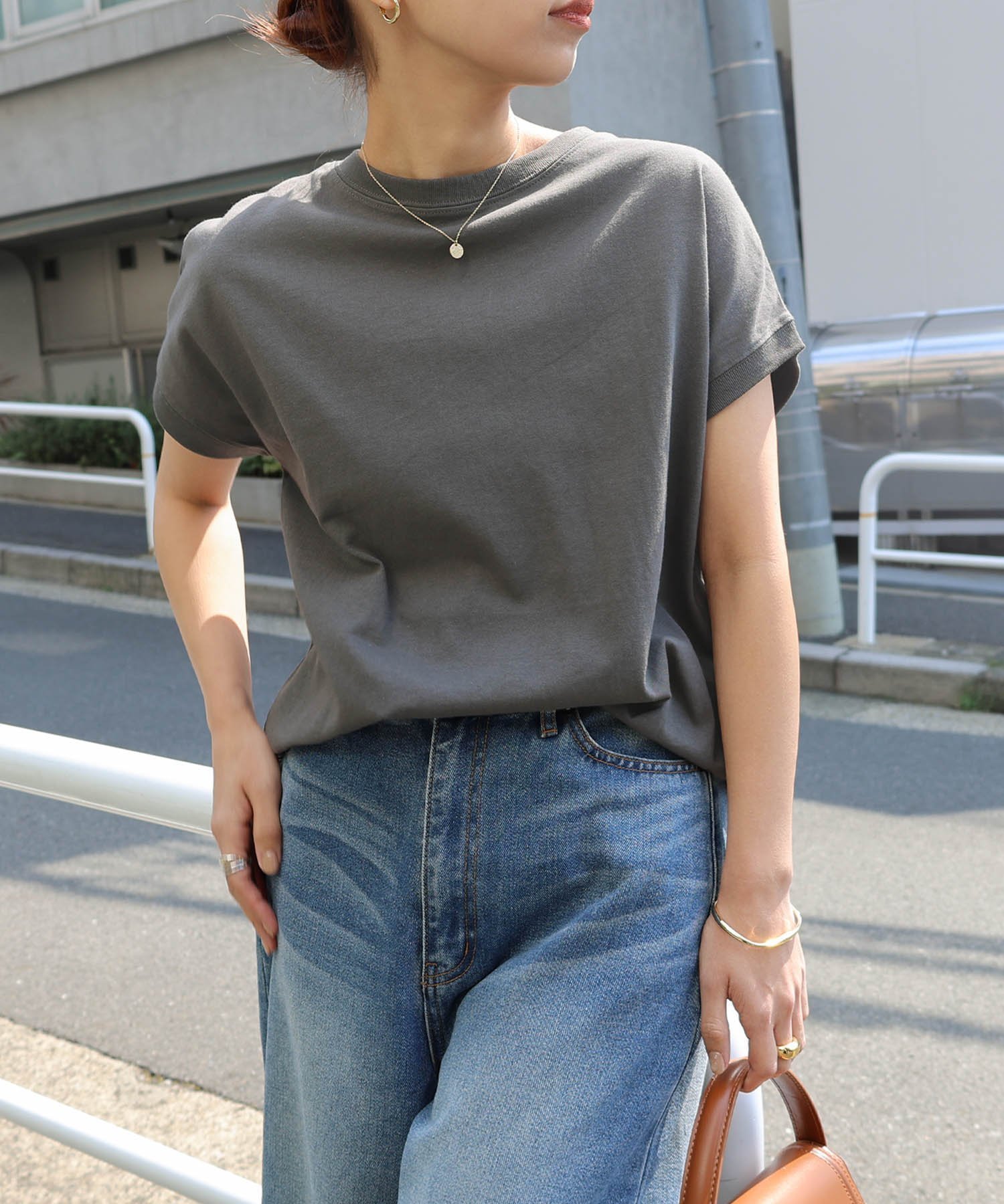 【アンドミー/andme】のUSAコットン 汗染み防止 フレンチスリーブ Tシャツ インテリア・キッズ・メンズ・レディースファッション・服の通販 founy(ファニー) ファッション Fashion レディースファッション Fashion for Women トップス・カットソー Cut & Sew Tops シャツ・ブラウス・オフィスカジュアル Elegant Blouses & Button-Ups ロングTシャツ・Tシャツ Longline T-Shirts & Tees サロペット Overalls, Salopette シンプル Simple, Minimal スリット Slit, Slit Detail スリーブ Sleeve, Long Sleeve / Short Sleeve フレンチ French, French Style ロング Long, Long-Length おすすめ Recommended / Our Picks チャコールグレー|ID: prp329100004793942 ipo3291000000034783853