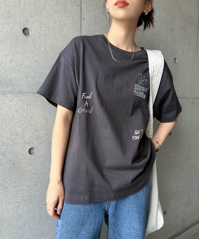 【アンドミー/andme】のランダム ロゴ 刺繍 エンブロイダリー 半袖 Tシャツ インテリア・キッズ・メンズ・レディースファッション・服の通販 founy(ファニー) https://founy.com/ ファッション Fashion レディースファッション Fashion for Women トップス・カットソー Cut & Sew Tops シャツ・ブラウス・オフィスカジュアル Elegant Blouses & Button-Ups ロングTシャツ・Tシャツ Longline T-Shirts & Tees エンブロイダリー Embroidery Design 人気 Popular, Best Seller ベーシック Basic, Essential 半袖 Short Sleeve, Half Sleeve ランダム Random, Irregular おすすめ Recommended / Our Picks |ID: prp329100004794001 ipo3291000000034784215