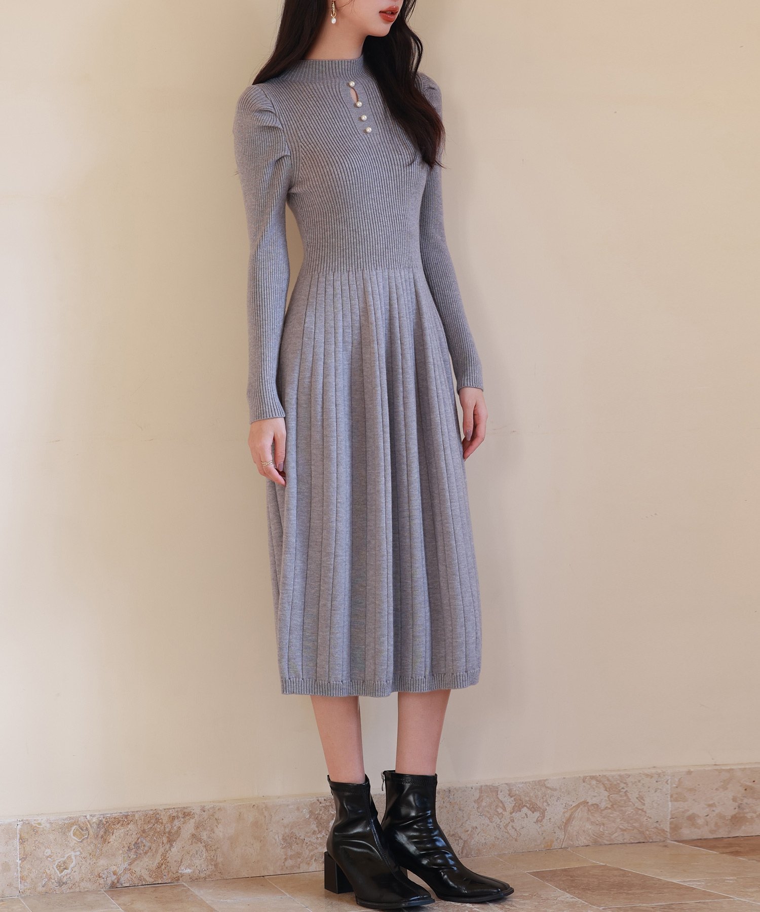 【セゾンドパピヨン/SAISON DE PAPILLON】のプチハイネックミモレ丈ワンピース インテリア・キッズ・メンズ・レディースファッション・服の通販 founy(ファニー) ファッション Fashion レディースファッション Fashion for Women ワンピース Dresses コンシャス Conscious, Bodycon コンパクト Compact, Small Size シンプル Simple, Minimal スリット Slit, Slit Detail スリーブ Sleeve, Long Sleeve / Short Sleeve ドッキング Docking, Mixed Material パール Pearl, Pearl Accent フィット Fit, Slim Fit フェミニン Feminine, Girly フロント Front, Front Design プリーツ Pleats, Pleated ランダム Random, Irregular ロング Long, Long-Length エレガント 上品 Elegant グレー|ID: prp329100004794257 ipo3291000000034785688