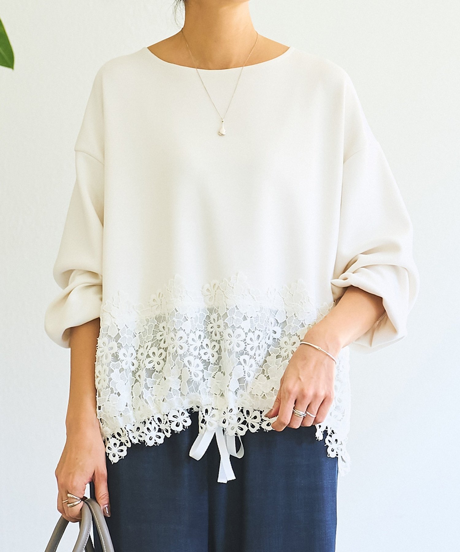 【ビアズリー/BEARDSLEY】のダンボール裾レースプルオーバー インテリア・キッズ・メンズ・レディースファッション・服の通販 founy(ファニー) ファッション Fashion レディースファッション Fashion for Women トップス・カットソー Cut & Sew Tops カジュアルプルオーバー・ニットトップス Pullovers & Knit Tops / Casual Pullovers ギャザー Gathered, Ruffled シアー Sheer, See-Through スリーブ Sleeve, Long Sleeve / Short Sleeve 人気 Popular, Best Seller リボン Ribbon, Bow レース Lace, Lace Fabric ロング Long, Long-Length 再入荷 Restock / Back in Stock エレガント 上品 Elegant ホワイト|ID: prp329100004794374 ipo3291000000034786303