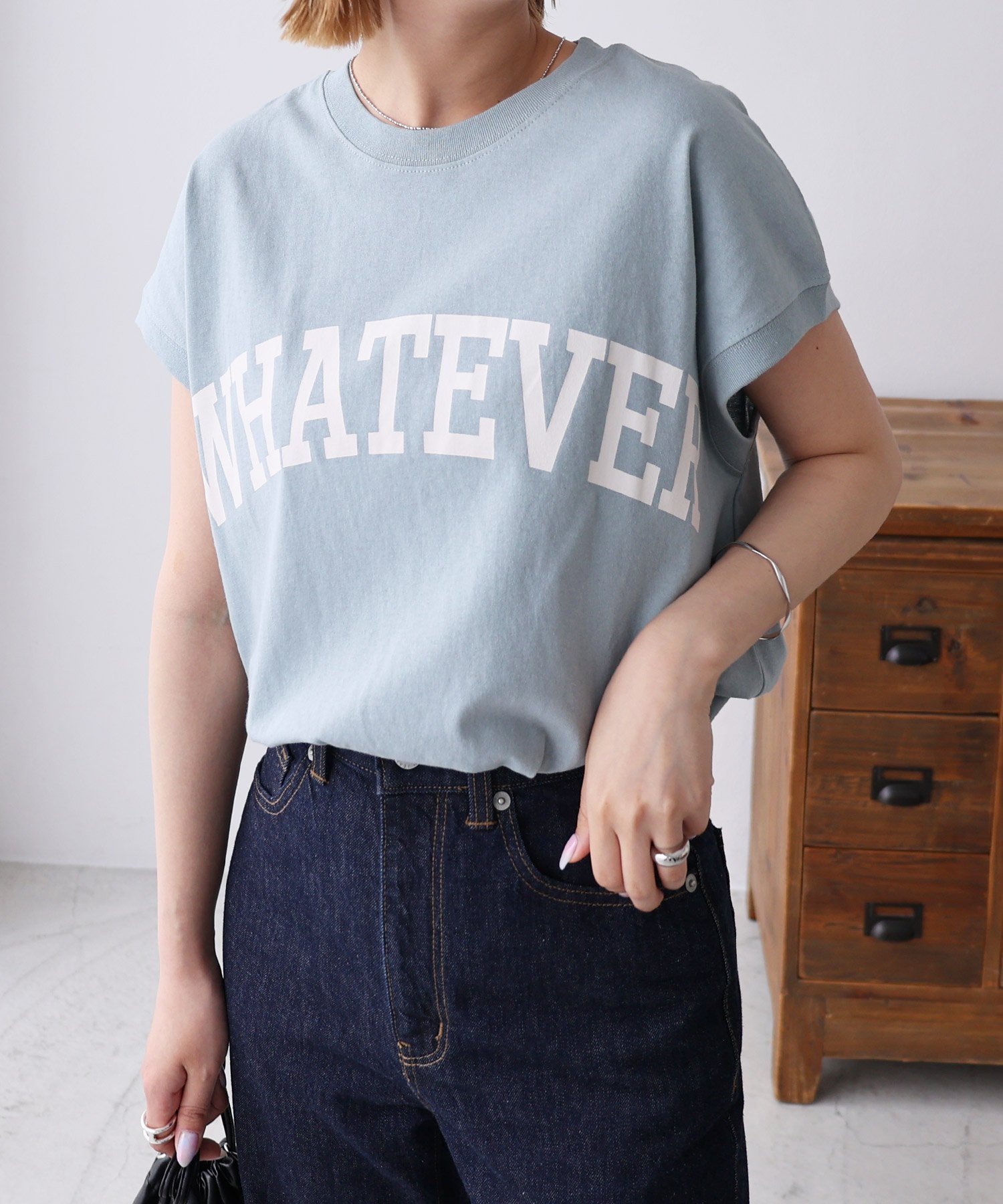 【アンドミー/andme】のコットン 天竺 ロゴプリント フレンチスリーブ Tシャツ インテリア・キッズ・メンズ・レディースファッション・服の通販 founy(ファニー) ファッション Fashion レディースファッション Fashion for Women トップス・カットソー Cut & Sew Tops シャツ・ブラウス・オフィスカジュアル Elegant Blouses & Button-Ups ロングTシャツ・Tシャツ Longline T-Shirts & Tees サロペット Overalls, Salopette スリット Slit, Slit Detail スリーブ Sleeve, Long Sleeve / Short Sleeve 人気 Popular, Best Seller フレンチ French, French Style プリント Print, Printed Pattern ロング Long, Long-Length おすすめ Recommended / Our Picks ブルー|ID: prp329100004794399 ipo3291000000034786450