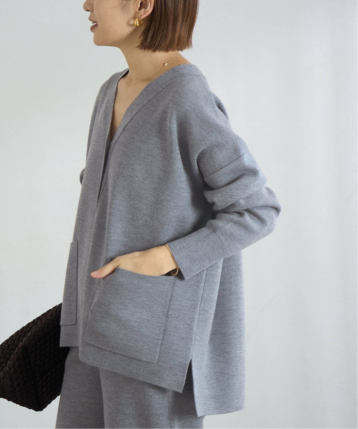 【イエナ/IENA】のスーパーファインスムースVネックミドルカーディガン インテリア・キッズ・メンズ・レディースファッション・服の通販 founy(ファニー) ファッション Fashion レディースファッション Fashion for Women トップス・カットソー Cut & Sew Tops カーディガン・羽織り Layered Style Cardigans Vネックトップス V-Neck Tops / V-Cut Neckline Shirts 2025年 2025 2025-2026秋冬・A/W Autumn/Winter 2025–26 AW25–26 カーディガン Cardigan, Knitwear シンプル Simple, Minimal セットアップ Set-Up, Coordinated Outfit デニム Denim, Jeans Material フロント Front, Front Design プリーツ Pleats, Pleated ボトム Bottoms, Lower Wear ポケット Pocket, Pocket Detail リラックス Relax, Relaxed Fit エレガント 上品 Elegant 人気 Popular, Best Seller グレー|ID: prp329100004794545 ipo3291000000034787391