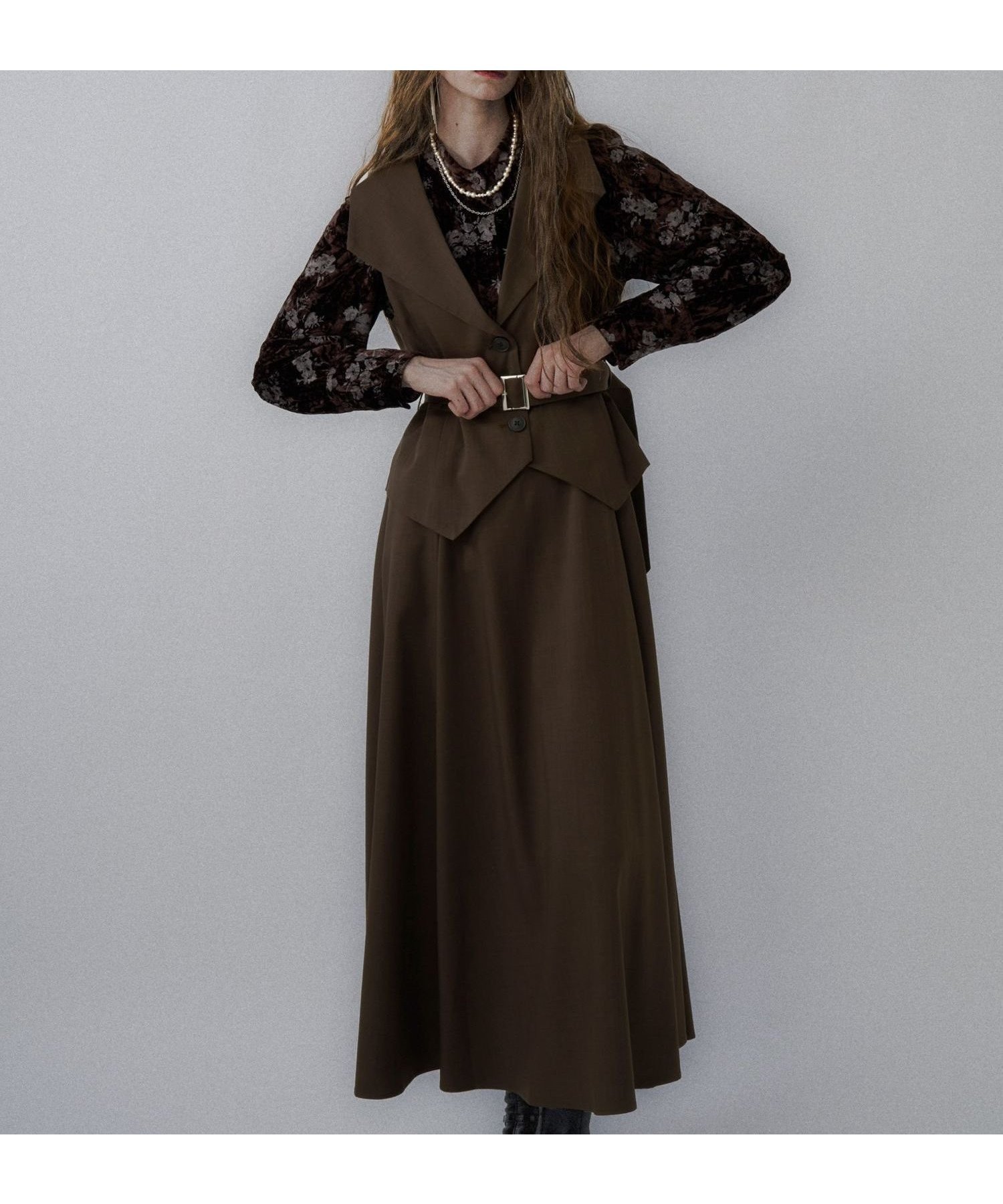 【ハレ/HARE】のVネックレイヤードライクワンピース インテリア・キッズ・メンズ・レディースファッション・服の通販 founy(ファニー) 　ファッション　Fashion　レディースファッション　Fashion for Women　ワンピース　Dresses　インナー　Innerwear　ウェーブ　Wavy Pattern　コルセット　Corset, Bustier　シューズ　Shoes, Footwear　シンプル　Simple, Minimal　ストレート　Straight, Straight Cut　スーツ　Suit, Formalwear　ノースリーブ　Sleeveless, No-Sleeve　バレエ　Ballet, Ballet Style　ビッグ　Big, Oversized　フロント　Front, Front Design　ブラウジング　Blouson Silhouette, Cinched Waist　ベスト　Vest, Waistcoat　ワイド　Wide, Wide Fit　おすすめ　Recommended / Our Picks　エレガント 上品　Elegant　●ブラウン58|ID: prp329100004794595 ipo3291000000034787707