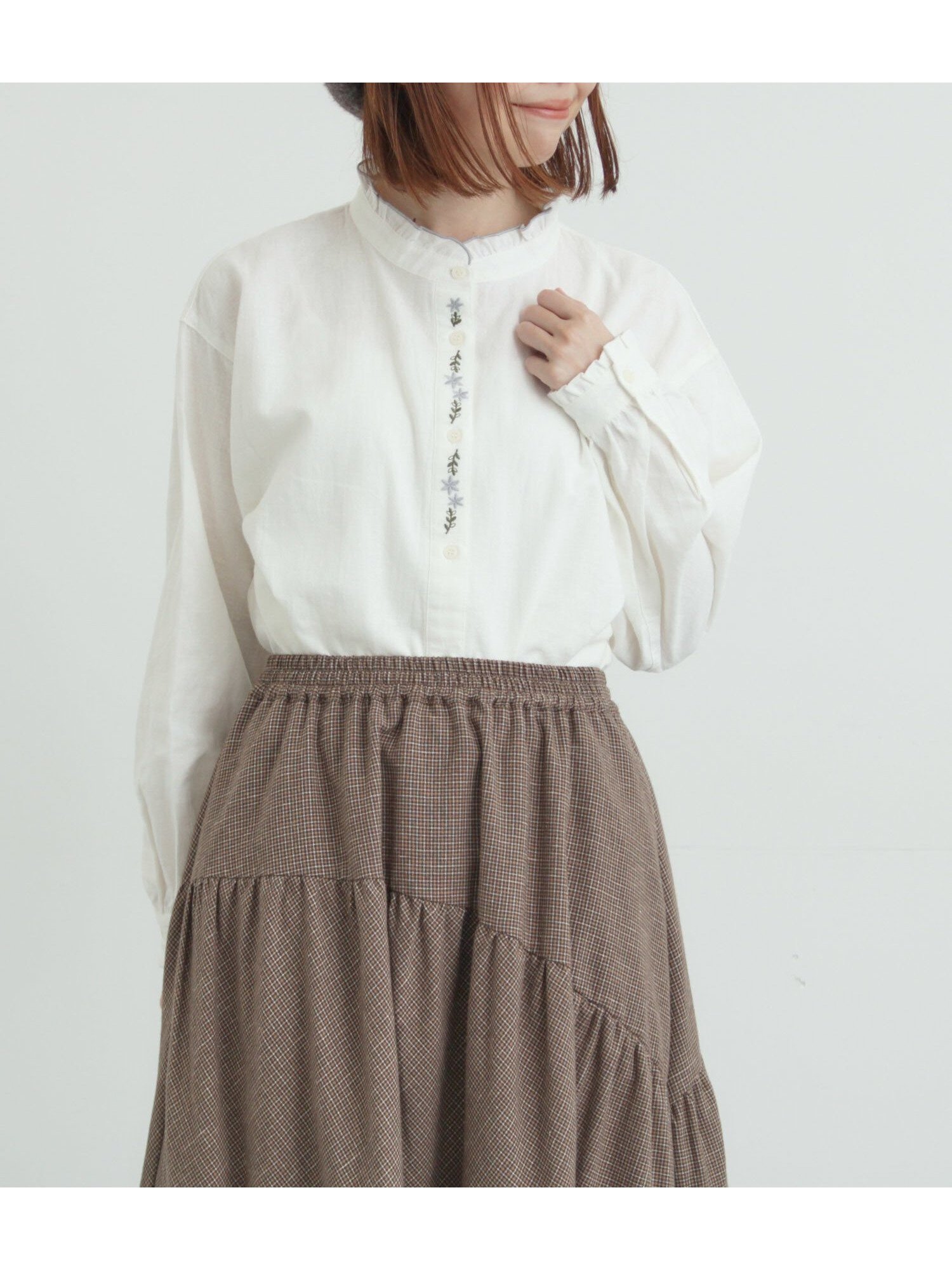 【サマンサモスモス/Samansa Mos2】の前立て刺繍フリルブラウス インテリア・キッズ・メンズ・レディースファッション・服の通販 founy(ファニー) ファッション Fashion レディースファッション Fashion for Women トップス・カットソー Cut & Sew Tops シャツ・ブラウス・オフィスカジュアル Elegant Blouses & Button-Ups おすすめ Recommended / Our Picks クラシカル Classical, Vintage-Inspired デニム Denim, Jeans Material フリル Frill, Ruffle オフホワイト|ID: prp329100004794602 ipo3291000000034787735