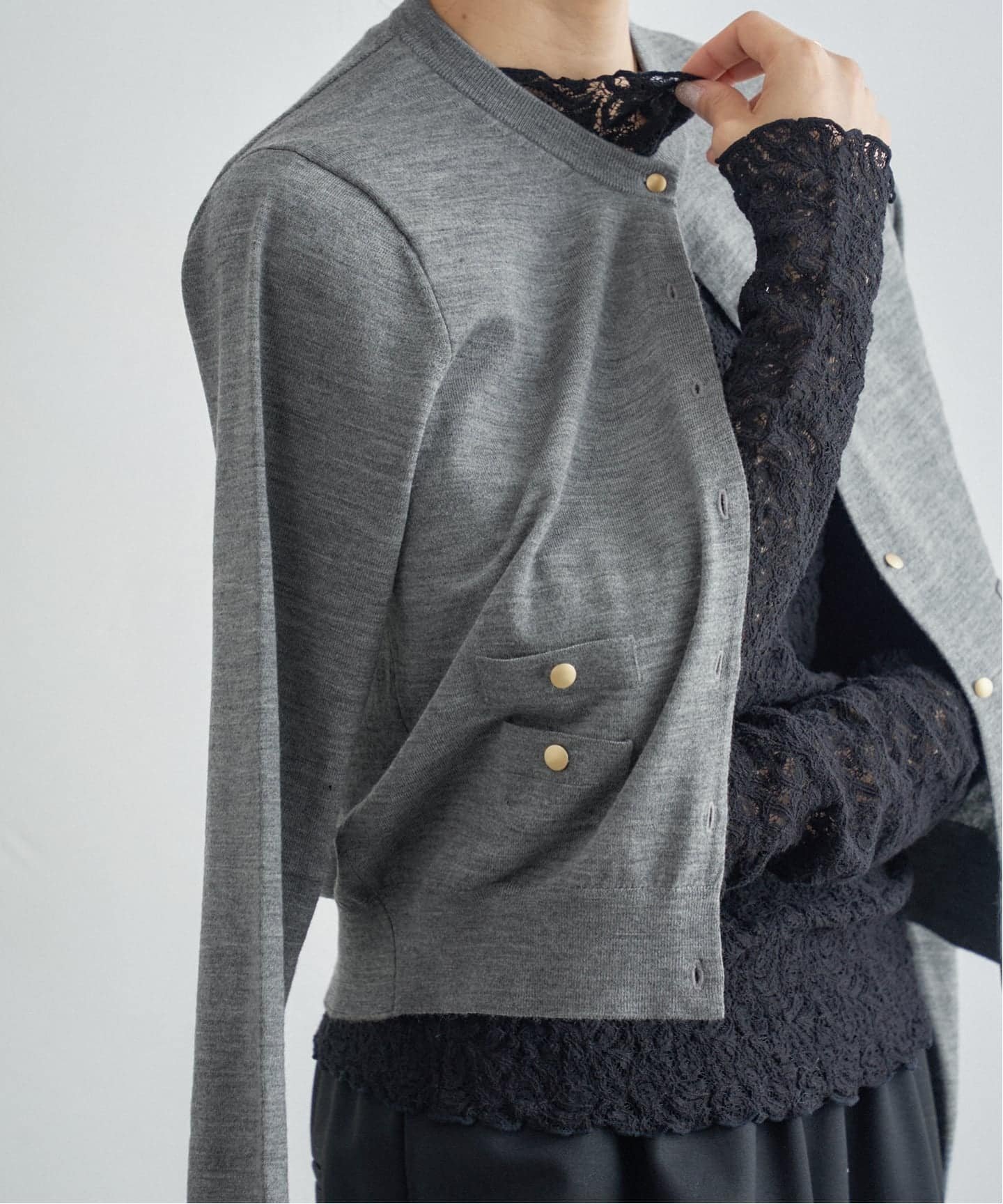 【イエナ/IENA】のARKABA CREW カーディガン インテリア・キッズ・メンズ・レディースファッション・服の通販 founy(ファニー) ファッション Fashion レディースファッション Fashion for Women トップス・カットソー Cut & Sew Tops カーディガン・羽織り Layered Style Cardigans 2025年 2025 2025-2026秋冬・A/W Autumn/Winter 2025–26 AW25–26 おすすめ Recommended / Our Picks なめらか Smooth, Silky Texture アンサンブル Ensemble Set カーディガン Cardigan, Knitwear バランス Balance, Style Balance フロント Front, Front Design ポケット Pocket, Pocket Detail メタル Metal, Metal Parts エレガント 上品 Elegant 春 Spring 秋 Autumn グレー|ID: prp329100004794647 ipo3291000000034787985