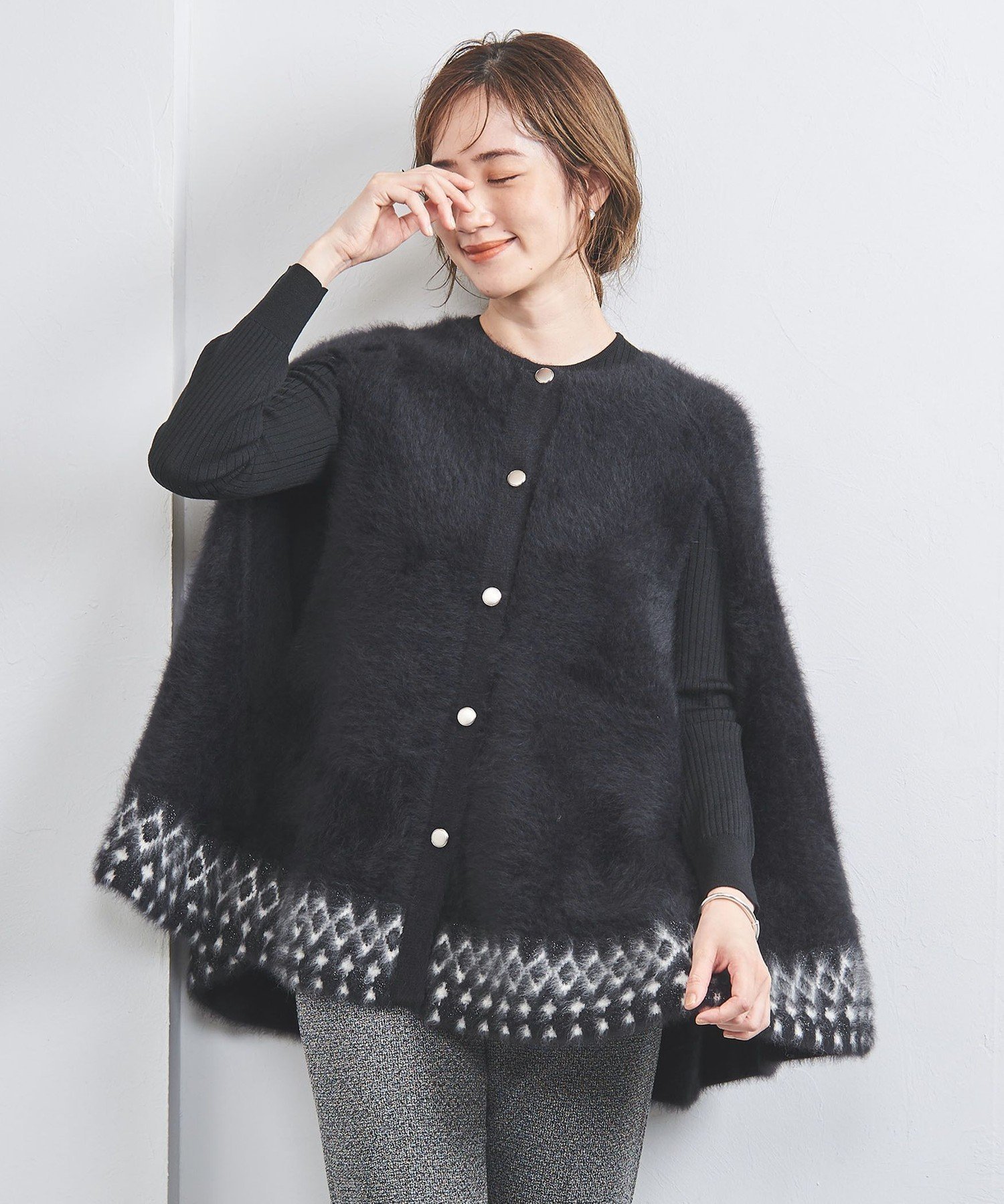 【ユナイテッドアローズ/UNITED ARROWS】のフォックス カシミヤ ジャカード ケープ インテリア・キッズ・メンズ・レディースファッション・服の通販 founy(ファニー) 　ファッション　Fashion　レディースファッション　Fashion for Women　インナー　Innerwear　エレガント 上品　Elegant　カーディガン　Cardigan, Knitwear　シンプル　Simple, Minimal　ジャカード／ジャガード　Jacquard, Woven Pattern　トリミング　Trimming, Decorative Edge　フォックス　Fox, Fox Fur　ベスト　Vest, Waistcoat　ミドル　Middle Length, Mid Height　メタリック　Metallic, Shiny Finish　無地　Plain, Solid Color　ロング　Long, Long-Length　アウトレット　Outlet / Clearance　おすすめ　Recommended / Our Picks　BLACK|ID: prp329100004794719 ipo3291000000034937050