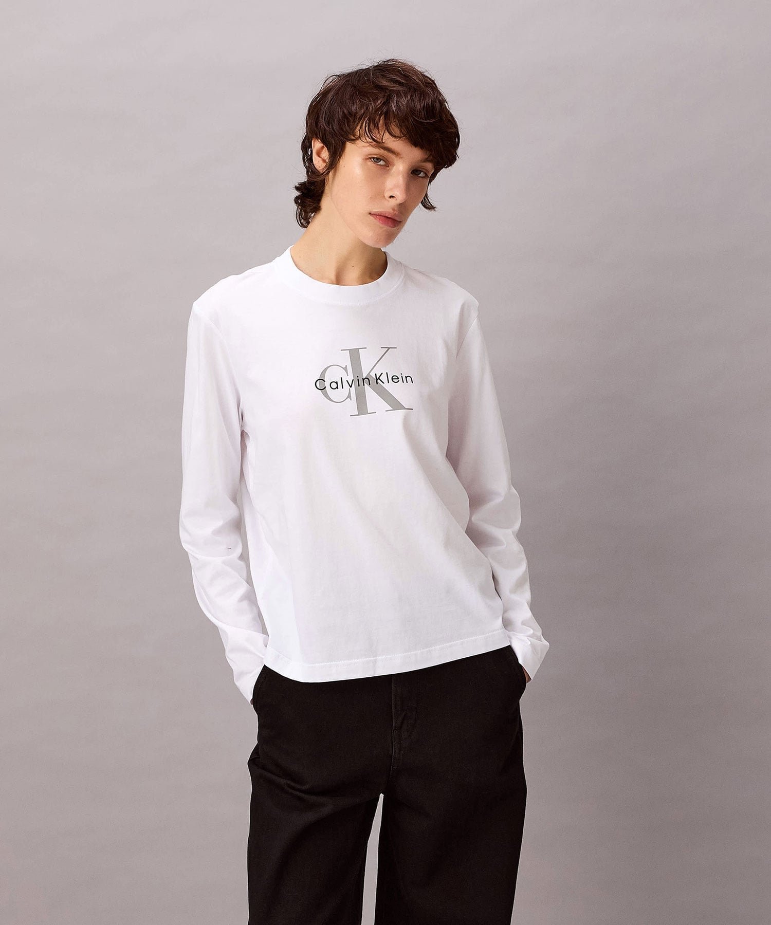 【カルバンクライン/Calvin Klein】の【公式ショップ】 カルバンクライン 長袖Tシャツ - モノグラムロゴクルーネックロングスリーブカットソー Calvin Klein Jeans 47E898G インテリア・キッズ・メンズ・レディースファッション・服の通販 founy(ファニー) 　ファッション　Fashion　レディースファッション　Fashion for Women　トップス・カットソー　Cut & Sew Tops　シャツ・ブラウス・オフィスカジュアル　Elegant Blouses & Button-Ups　ロングTシャツ・Tシャツ　Longline T-Shirts & Tees　カットソー・ベーシックTシャツ　Cut-and-Sewn Tops / Stretch Tees & Basics　デニム　Denim, Jeans Material　フィット　Fit, Slim Fit　モダン　Modern, Contemporary　モノトーン　Monotone, Black and White　長袖　Long Sleeve, Full Sleeve　Brilliant White|ID: prp329100004794797 ipo3291000000035158417