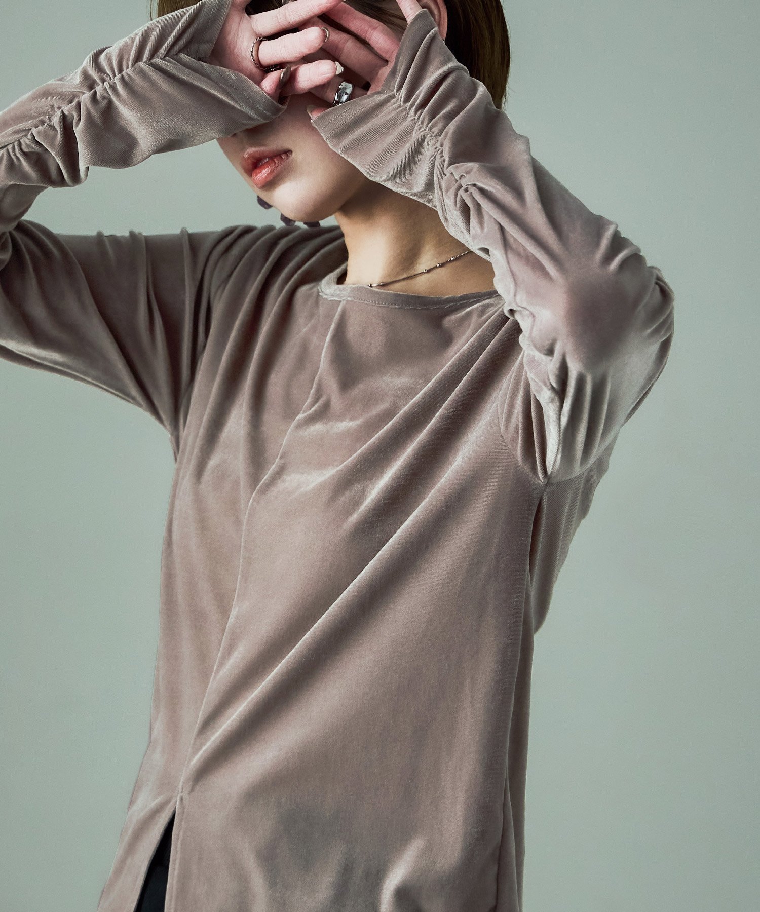 【ビーフラット/bflat】の前後2way ベロアカットソー インテリア・キッズ・メンズ・レディースファッション・服の通販 founy(ファニー) ファッション Fashion レディースファッション Fashion for Women トップス・カットソー Cut & Sew Tops カットソー・ベーシックTシャツ Cut-and-Sewn Tops / Stretch Tees & Basics ベロアトップス Velour Tops / Velvet-Look Items なめらか Smooth, Silky Texture インナー Innerwear カットソー Cut and Sewn Top ベロア Velour, Soft Velvet ベーシック Basic, Essential 無地 Plain, Solid Color グレージュ|ID: prp329100004794880 ipo3291000000034789887