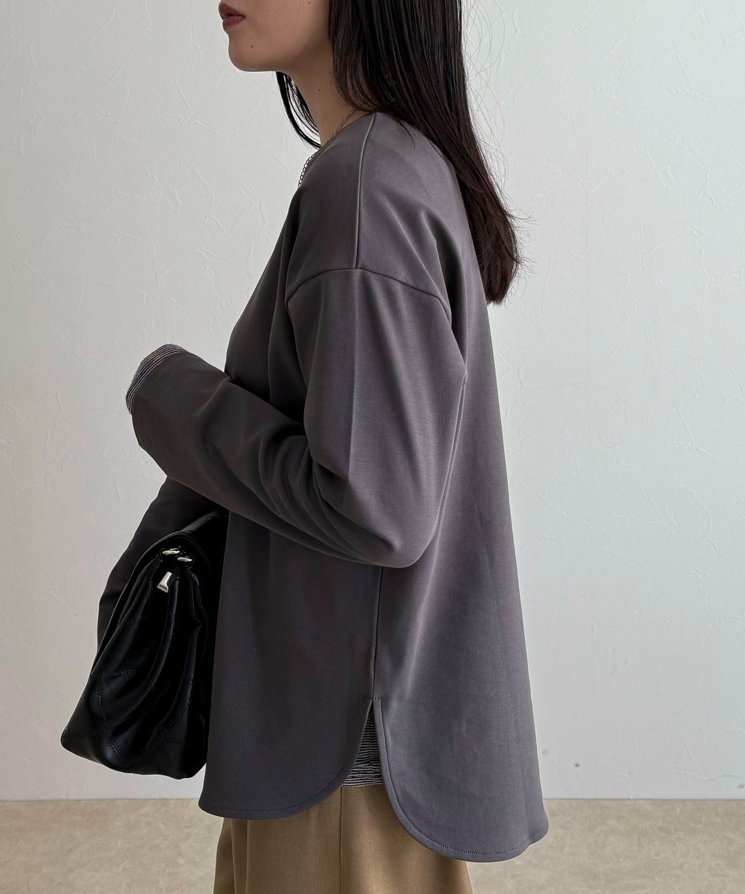 【フレディ&グロスター/FREDY&GLOSTER】のスムースラウンドヘムロンTシャツ 人気、トレンドファッション・服の通販 founy(ファニー) 　ファッション　Fashion　レディースファッション　Fashion for Women　トップス・カットソー　Cut & Sew Tops　シャツ・ブラウス・オフィスカジュアル　Elegant Blouses & Button-Ups　ロングTシャツ・Tシャツ　Longline T-Shirts & Tees　2025年　2025　2025-2026秋冬・A/W　Autumn/Winter 2025–26 AW25–26　おすすめ　Recommended / Our Picks　インナー　Innerwear　シンプル　Simple, Minimal　スウェット / スエット　Sweatshirt, Sweatwear　ラウンド　Round, Round Neck　 other-1|ID: prp329100004794932 ipo3291000000035094601