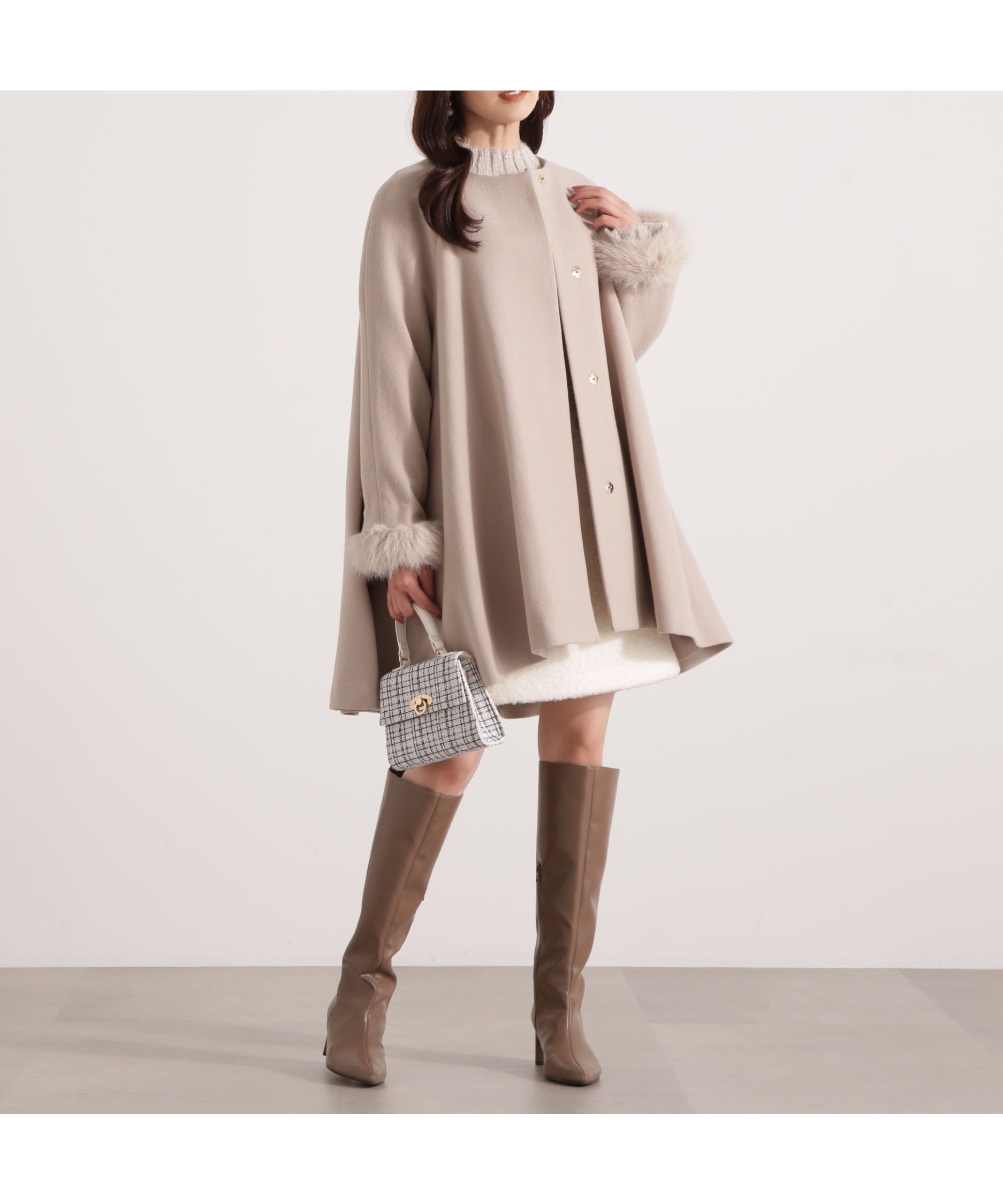 【プロポーション ボディドレッシング/PROPORTION BODY DRESSING】のイレヘムミドル丈コート 25AW インテリア・キッズ・メンズ・レディースファッション・服の通販 founy(ファニー) 　ファッション　Fashion　レディースファッション　Fashion for Women　アウター　Coat / Outerwear Collection　コート・ロングコート・ピーコート　Long Coats, Peacoats & More　2025年　2025　2025-2026秋冬・A/W　Autumn/Winter 2025–26 AW25–26　エレガント 上品　Elegant　ドット　Polka Dot, Dot Pattern　フェイクファー　Faux Fur, Imitation Fur　ヘムライン　Hemline, Bottom Cut　ミドル　Middle Length, Mid Height　ミニスカート　Mini Skirt, Short Skirt　日本製　Made In Japan　ベージュ|ID: prp329100004795053 ipo3291000000034790815