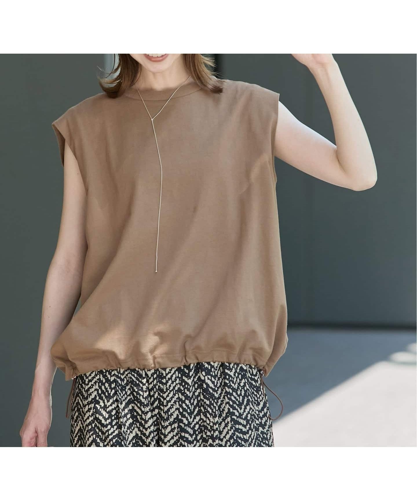 【ジャーナルスタンダード/JOURNAL STANDARD】の《追加2》シャーリングノースリーブTシャツ インテリア・キッズ・メンズ・レディースファッション・服の通販 founy(ファニー) ファッション Fashion レディースファッション Fashion for Women トップス・カットソー Cut & Sew Tops キャミソール&ノースリーブ Camisoles & Sleeveless Tops シャツ・ブラウス・オフィスカジュアル Elegant Blouses & Button-Ups ロングTシャツ・Tシャツ Longline T-Shirts & Tees 2025年 2025 2025-2026秋冬・A/W Autumn/Winter 2025–26 AW25–26 シャーリング Shirring, Ruched シンプル Simple, Minimal トレンド Trend, Trending Now ドローコード Drawcord, Drawstring Cord ノースリーブ Sleeveless, No-Sleeve ブラウン B|ID: prp329100004795067 ipo3291000000034790891