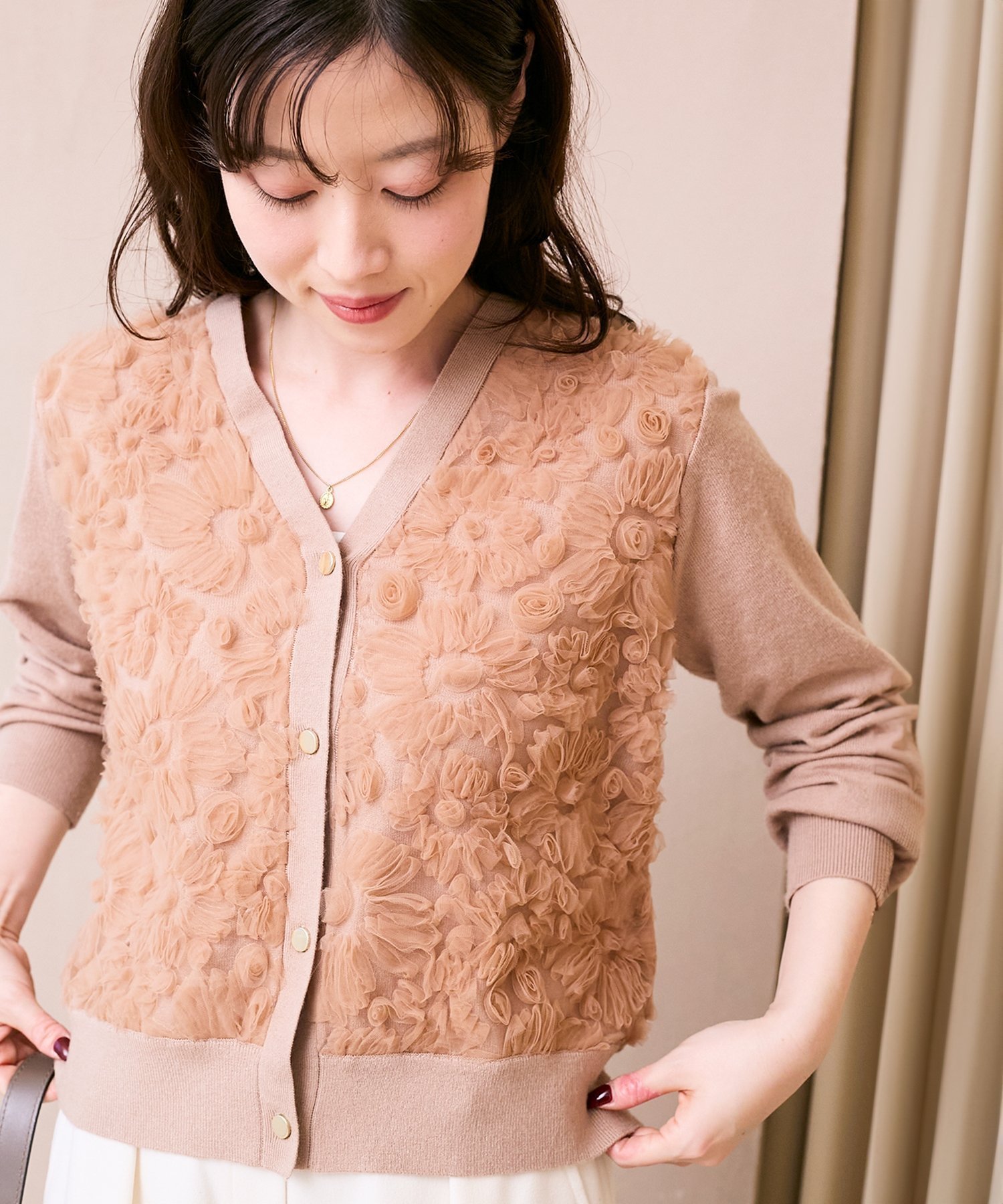 【ルクールブラン/le.coeur blanc】の《手洗い可能》フラワーチュール刺繍Vネックカーディガン インテリア・キッズ・メンズ・レディースファッション・服の通販 founy(ファニー) 　ファッション　Fashion　レディースファッション　Fashion for Women　トップス・カットソー　Cut & Sew Tops　カーディガン・羽織り　Layered Style Cardigans　Vネックトップス　V-Neck Tops / V-Cut Neckline Shirts　おすすめ　Recommended / Our Picks　カーディガン　Cardigan, Knitwear　ストレート　Straight, Straight Cut　チュール　Tulip, Tulip Motif　デニム　Denim, Jeans Material　フェミニン　Feminine, Girly　フラワー　Flower, Floral　ミックス　Mix, Mixed Style　モチーフ　Motif, Design Theme　ピンクベージュ|ID: prp329100004795356 ipo3291000000034792497