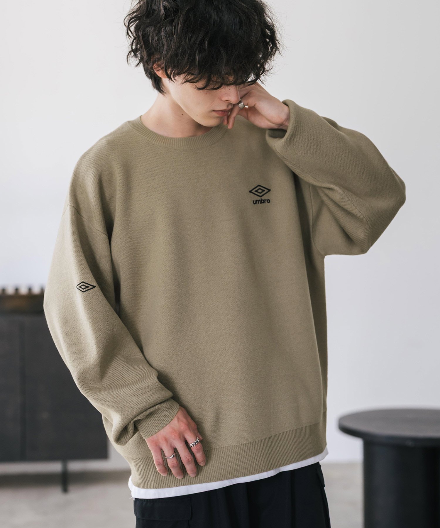 【ロッキーモンロー/Rocky Monroe】のUMBRO 別注コラボ オーバーサイズロゴ刺繍クルーニット インテリア・キッズ・メンズ・レディースファッション・服の通販 founy(ファニー) ファッション Fashion レディースファッション Fashion for Women トップス・カットソー Cut & Sew Tops ニット Knit Tops & Sweaters アクリル Acrylic Material インナー Innerwear 春 Spring 秋 Autumn コラボ Collaboration, Collab 切替 Switching, Contrast Panel シンプル Simple, Minimal スポーツ Sports, Activewear なめらか Smooth, Silky Texture バランス Balance, Style Balance フィット Fit, Slim Fit 別注 Limited Edition, Custom Order メンズ Men's, Menswear リラックス Relax, Relaxed Fit ロング Long, Long-Length ワイド Wide, Wide Fit ワンポイント One Point, Statement Accent 冬 Winter / This Winter 再入荷 Restock / Back in Stock おすすめ Recommended / Our Picks エレガント 上品 Elegant ベージュ|ID: prp329100004795366 ipo3291000000034792539