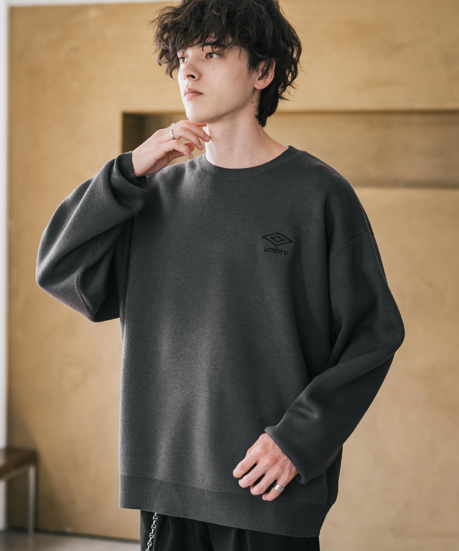 【ロッキーモンロー/Rocky Monroe】のUMBRO 別注コラボ オーバーサイズロゴ刺繍クルーニット インテリア・キッズ・メンズ・レディースファッション・服の通販 founy(ファニー) ファッション Fashion レディースファッション Fashion for Women トップス・カットソー Cut & Sew Tops ニット Knit Tops & Sweaters アクリル Acrylic Material インナー Innerwear 春 Spring 秋 Autumn コラボ Collaboration, Collab 切替 Switching, Contrast Panel シンプル Simple, Minimal スポーツ Sports, Activewear なめらか Smooth, Silky Texture バランス Balance, Style Balance フィット Fit, Slim Fit 別注 Limited Edition, Custom Order メンズ Men's, Menswear リラックス Relax, Relaxed Fit ロング Long, Long-Length ワイド Wide, Wide Fit ワンポイント One Point, Statement Accent 冬 Winter / This Winter 再入荷 Restock / Back in Stock おすすめ Recommended / Our Picks エレガント 上品 Elegant チャコール|ID: prp329100004795366 ipo3291000000034792540