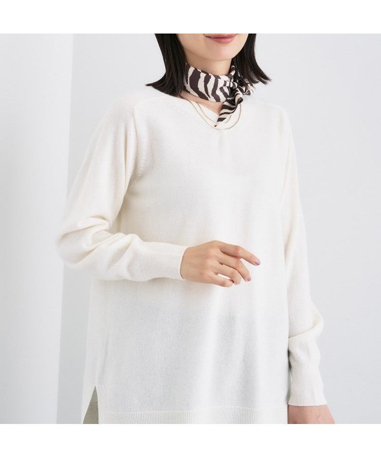 【インディヴィ/INDIVI】の【洗える/チュニック丈/カシミヤ混】スリットデザインVネックニット インテリア・キッズ・メンズ・レディースファッション・服の通販 founy(ファニー) 　ファッション　Fashion　レディースファッション　Fashion for Women　トップス・カットソー　Cut & Sew Tops　ニット　Knit Tops & Sweaters　Vネックトップス　V-Neck Tops / V-Cut Neckline Shirts　洗える　Machine Washable　スマート　Smart, Elegant　スリット　Slit, Slit Detail　チュニック　Tunic, Long Top　ブロッキング　Color Blocking, Panel Design　無地　Plain, Solid Color　エレガント 上品　Elegant　オフホワイト|ID: prp329100004795390 ipo3291000000034792637