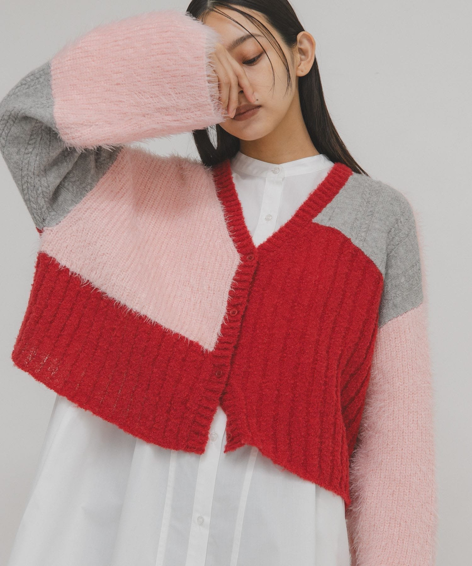 【ケービーエフ/KBF / URBAN RESEARCH】のパッチワークニットカーディガン インテリア・キッズ・メンズ・レディースファッション・服の通販 founy(ファニー) 　ファッション　Fashion　レディースファッション　Fashion for Women　トップス・カットソー　Cut & Sew Tops　ニット　Knit Tops & Sweaters　カーディガン・羽織り　Layered Style Cardigans　2025年　2025　2025-2026秋冬・A/W　Autumn/Winter 2025–26 AW25–26　冬　Winter / This Winter　インナー　Innerwear　カーディガン　Cardigan, Knitwear　ショート　Short, Short Length　パッチワーク　Patchwork, Mixed Fabric　フェザー　Feather, Feather Detail　A/W・秋冬　Autumn/Winter　羽織　Haori, Light Jacket　レッド系その他|ID: prp329100004795446 ipo3291000000035163698