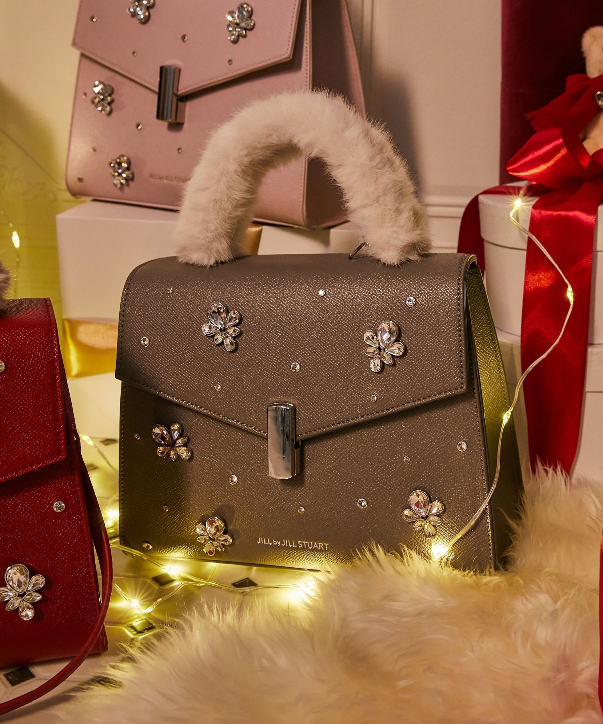 【ジルバイジルスチュアート/JILL by JILLSTUART】のランダムビジューファーハンドルバッグ インテリア・キッズ・メンズ・レディースファッション・服の通販 founy(ファニー) ファッション Fashion レディースファッション Fashion for Women バッグ Bags スマート Smart, Elegant チャーム Charm, Pendant ビジュー Bijou, Jewel-like Accent フェイクレザー Faux Leather, PU Leather フラップ Flap, Flap Pocket ランダム Random, Irregular エレガント 上品 Elegant 冬 Winter / This Winter 台形 A-Line, Trapezoid Shape チャコールグレー|ID: prp329100004795459 ipo3291000000034878369