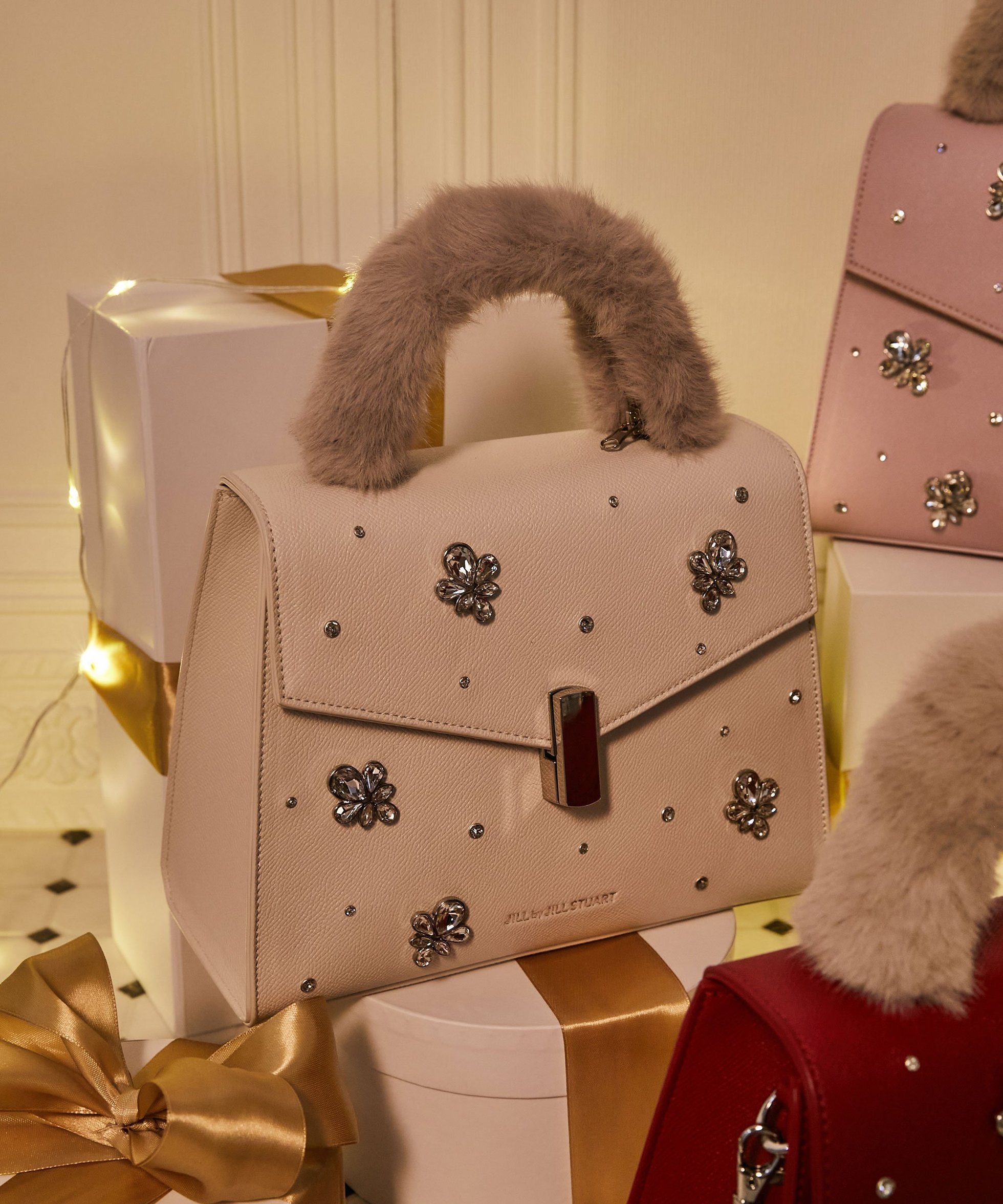 【ジルバイジルスチュアート/JILL by JILLSTUART】のランダムビジューファーハンドルバッグ インテリア・キッズ・メンズ・レディースファッション・服の通販 founy(ファニー) ファッション Fashion レディースファッション Fashion for Women バッグ Bags スマート Smart, Elegant チャーム Charm, Pendant ビジュー Bijou, Jewel-like Accent フェイクレザー Faux Leather, PU Leather フラップ Flap, Flap Pocket ランダム Random, Irregular エレガント 上品 Elegant 冬 Winter / This Winter 台形 A-Line, Trapezoid Shape ホワイト|ID: prp329100004795459 ipo3291000000034878370