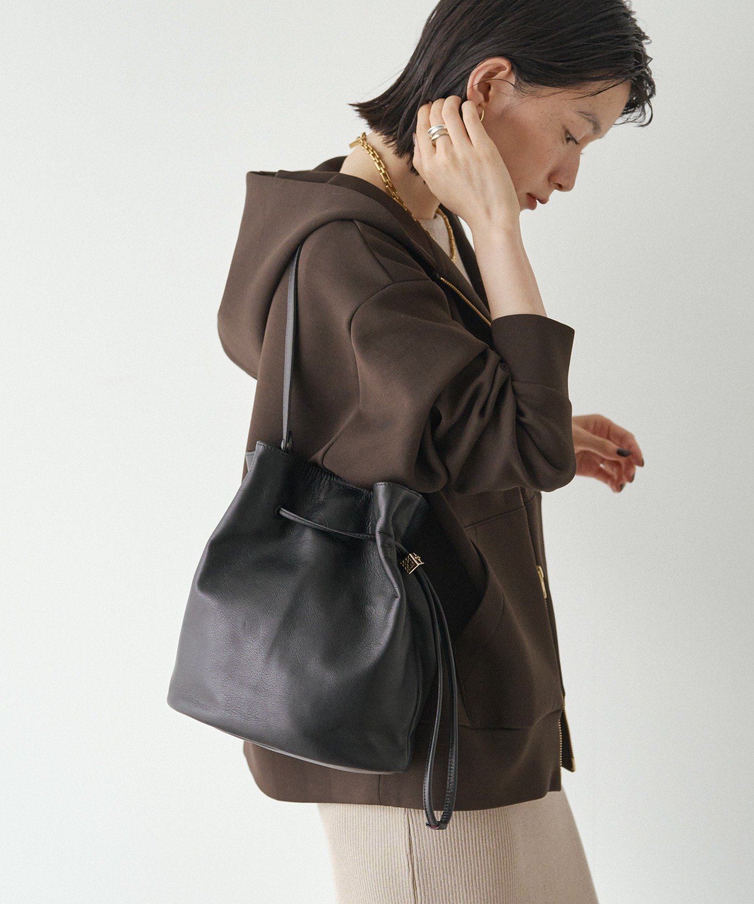 【ラシット/russet】のレザー巾着バケットバッグ インテリア・キッズ・メンズ・レディースファッション・服の通販 founy(ファニー) 　ファッション　Fashion　レディースファッション　Fashion for Women　バッグ　Bags　巾着　Drawstring Bag, Kinchaku　ドローストリング　Drawstring, Pull Cord　フォルム　Silhouette, Form　ベーシック　Basic, Essential　ポケット　Pocket, Pocket Detail　マグネット　Magnet, Magnetic Closure　日本製　Made In Japan　エレガント 上品　Elegant　2025年　2025　2025-2026秋冬・A/W　Autumn/Winter 2025–26 AW25–26　ブラック|ID: prp329100004795485 ipo3291000000035007956