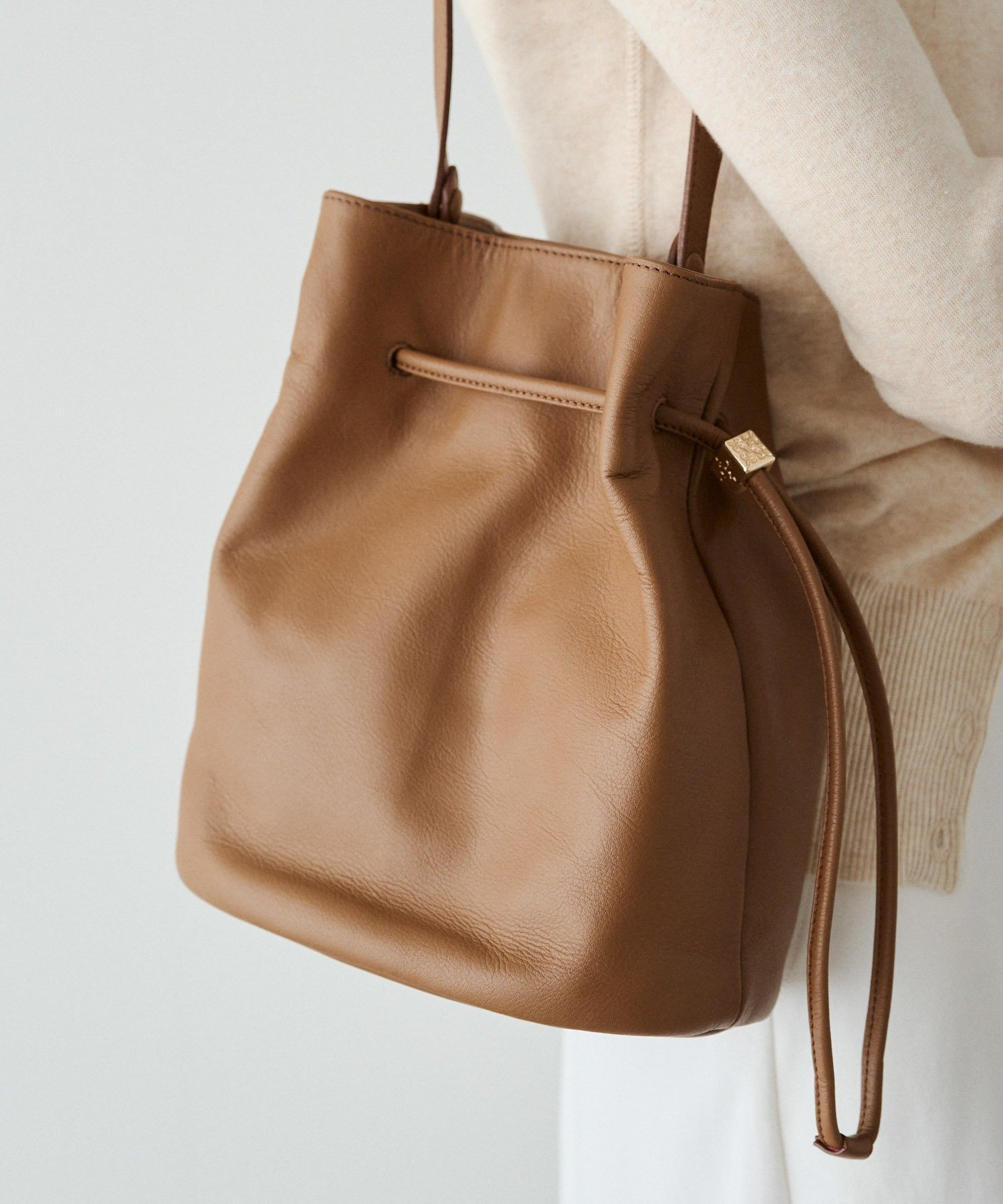 【ラシット/russet】のレザー巾着バケットバッグ インテリア・キッズ・メンズ・レディースファッション・服の通販 founy(ファニー) 　ファッション　Fashion　レディースファッション　Fashion for Women　バッグ　Bags　巾着　Drawstring Bag, Kinchaku　ドローストリング　Drawstring, Pull Cord　フォルム　Silhouette, Form　ベーシック　Basic, Essential　ポケット　Pocket, Pocket Detail　マグネット　Magnet, Magnetic Closure　日本製　Made In Japan　エレガント 上品　Elegant　2025年　2025　2025-2026秋冬・A/W　Autumn/Winter 2025–26 AW25–26　ブラウン|ID: prp329100004795485 ipo3291000000035007958