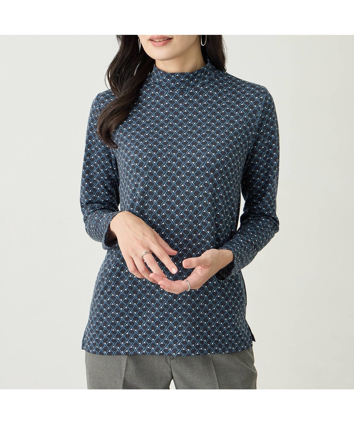 【エーシーデザインバイアルファキュービック/A/C DESIGN BY ALPHACUBIC】のプリントハイネックカットソー インテリア・キッズ・メンズ・レディースファッション・服の通販 founy(ファニー) ファッション Fashion レディースファッション Fashion for Women トップス・カットソー Cut & Sew Tops カットソー・ベーシックTシャツ Cut-and-Sewn Tops / Stretch Tees & Basics カットソー Cut and Sewn Top クラシカル Classical, Vintage-Inspired ストレッチ Stretch, Stretchy Fabric 人気 Popular, Best Seller ネイビー|ID: prp329100004795502 ipo3291000000034793305