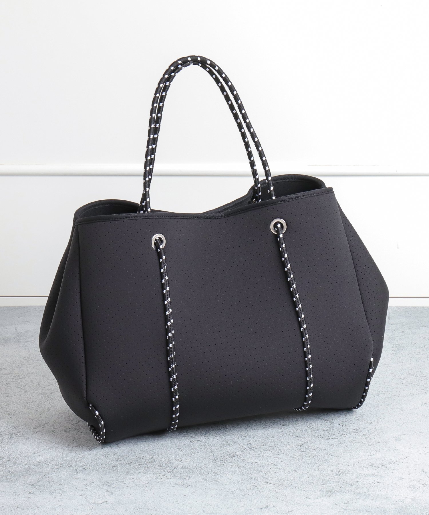 【アルテミス バイ ダイアナ/artemis by DIANA】の大容量 ネオプレントートバッグ インテリア・キッズ・メンズ・レディースファッション・服の通販 founy(ファニー) 　ファッション　Fashion　レディースファッション　Fashion for Women　バッグ　Bags　シンプル　Simple, Minimal　フォルム　Silhouette, Form　ポケット　Pocket, Pocket Detail　マグネット　Magnet, Magnetic Closure　再入荷　Restock / Back in Stock　旅行　Travel　ビジネス 仕事 通勤　Business / Work / Commuting　黒生地|ID: prp329100004795508 ipo3291000000035241452