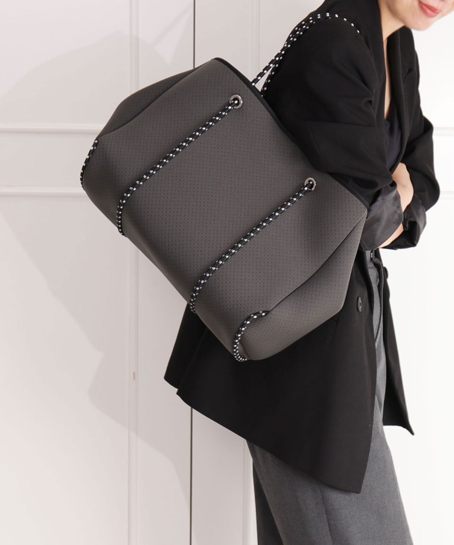 【アルテミス バイ ダイアナ/artemis by DIANA】の大容量 ネオプレントートバッグ インテリア・キッズ・メンズ・レディースファッション・服の通販 founy(ファニー) 　ファッション　Fashion　レディースファッション　Fashion for Women　バッグ　Bags　シンプル　Simple, Minimal　フォルム　Silhouette, Form　ポケット　Pocket, Pocket Detail　マグネット　Magnet, Magnetic Closure　再入荷　Restock / Back in Stock　旅行　Travel　ビジネス 仕事 通勤　Business / Work / Commuting　グレー生地|ID: prp329100004795508 ipo3291000000035241453