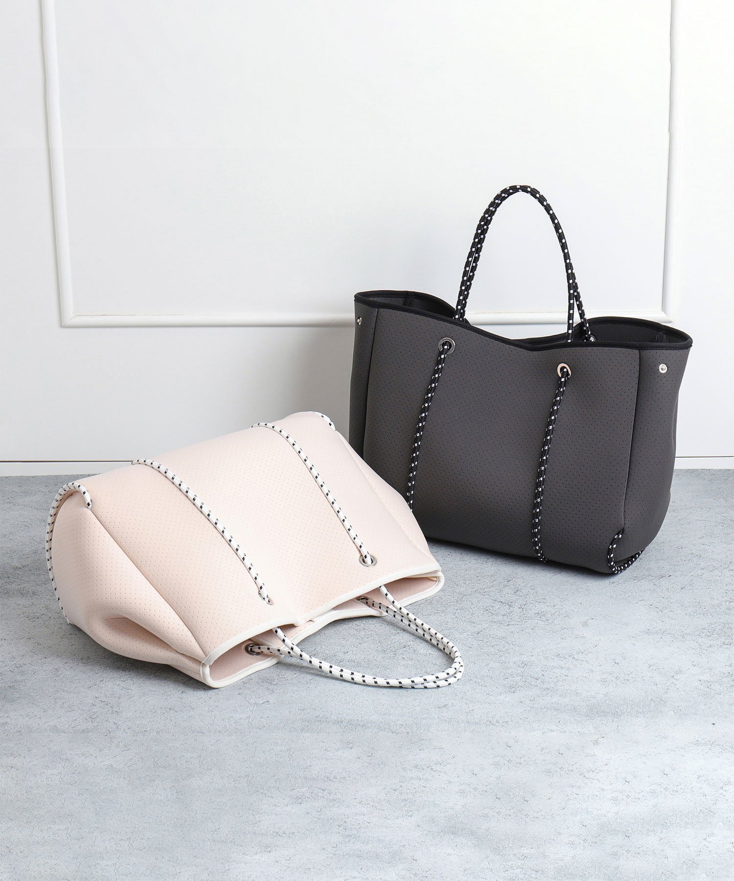 【アルテミス バイ ダイアナ/artemis by DIANA】の大容量 ネオプレントートバッグ インテリア・キッズ・メンズ・レディースファッション・服の通販 founy(ファニー) 　ファッション　Fashion　レディースファッション　Fashion for Women　バッグ　Bags　シンプル　Simple, Minimal　フォルム　Silhouette, Form　ポケット　Pocket, Pocket Detail　マグネット　Magnet, Magnetic Closure　再入荷　Restock / Back in Stock　旅行　Travel　ビジネス 仕事 通勤　Business / Work / Commuting　ベージュ生地|ID: prp329100004795508 ipo3291000000035241454