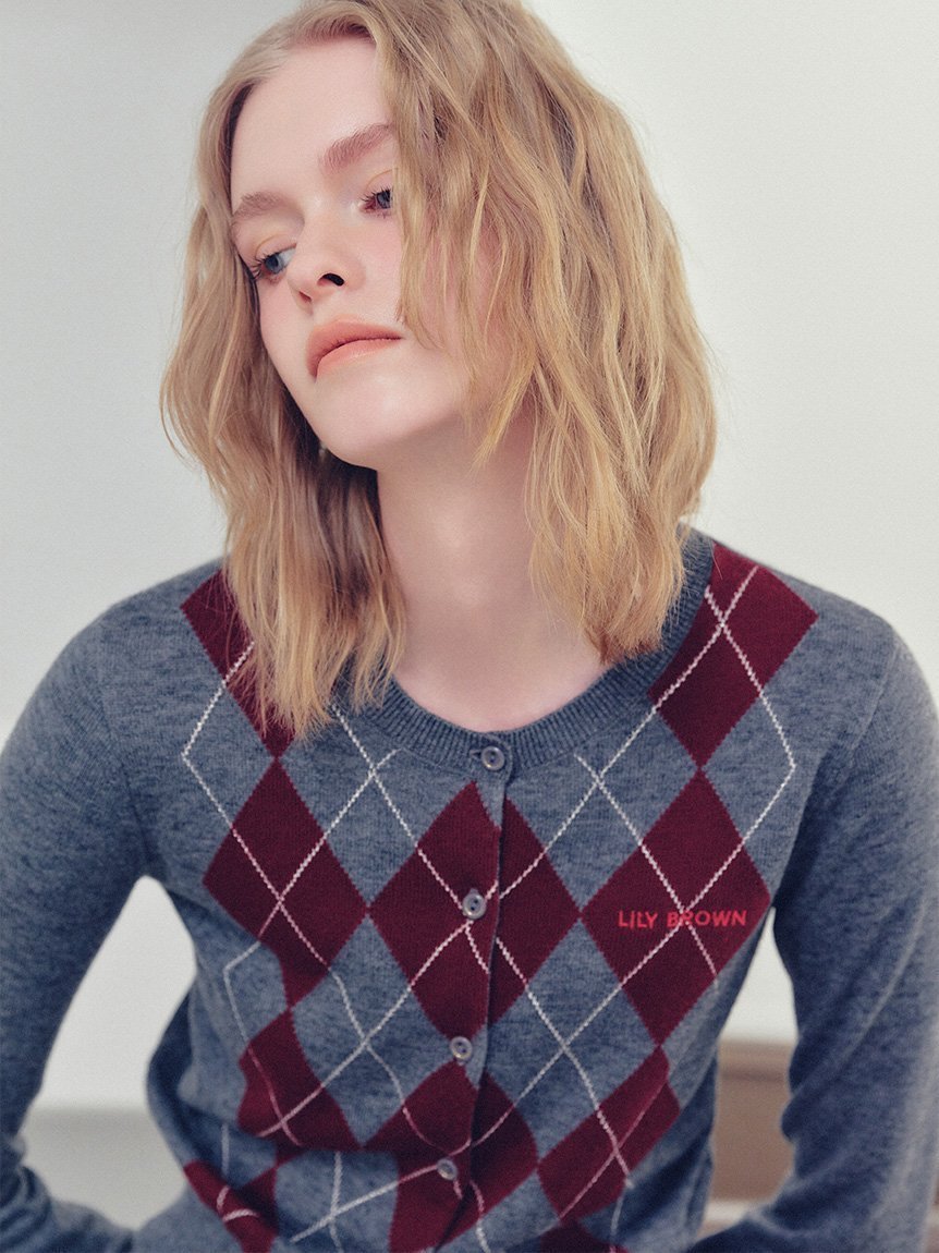 【リリーブラウン/Lily Brown】のロゴ刺繍アーガイルカーディガン 人気、トレンドファッション・服の通販 founy(ファニー) 　雑誌掲載アイテム　Magazine Picks & Fashion Features　ファッション雑誌　Fashion Magazines　ノンノ　non-no　アール　ar　ファッション　Fashion　レディースファッション　Fashion for Women　トップス・カットソー　Cut & Sew Tops　カーディガン・羽織り　Layered Style Cardigans　カーディガン　Cardigan, Knitwear　クラシカル　Classical, Vintage-Inspired　11月号　November Issue　スマート　Smart, Elegant　雑誌　Magazine, Fashion Magazine　デニム　Denim, Jeans Material　2月号　February Issue, Feb. Edition　プリーツ　Pleats, Pleated　エレガント 上品　Elegant　 other-1|ID: prp329100004795572 ipo3291000000034793639