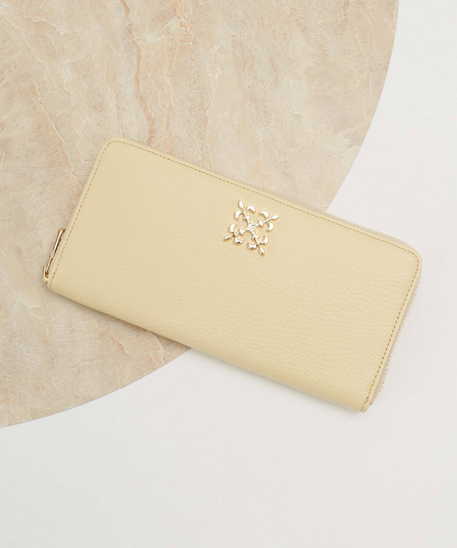 【ラシット/russet】のモノグラムプレートラウンドジップウォレット インテリア・キッズ・メンズ・レディースファッション・服の通販 founy(ファニー) ファッション Fashion レディースファッション Fashion for Women イエロー Yellow 財布 Wallet, Purse プレート Plate, Dish ポケット Pocket, Pocket Detail 日本製 Made In Japan エレガント 上品 Elegant イエローその他1|ID: prp329100004795614 ipo3291000000035077073