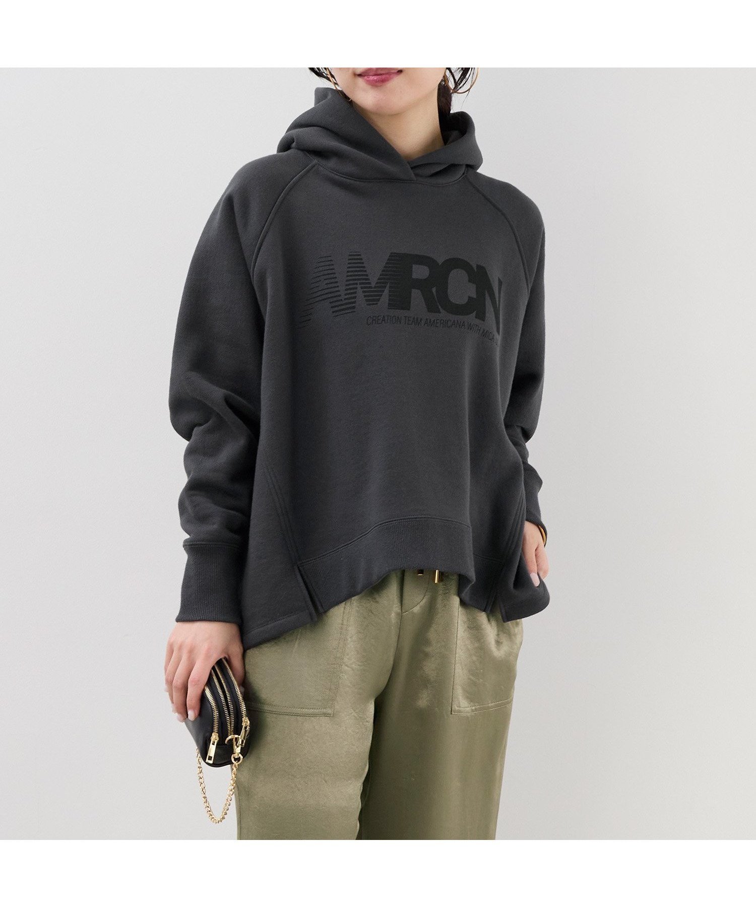 【マイカ ディール/MICA & DEAL】の【AMERICANA*MICA DEAL】15th ANNIVERSARY ロゴフードパーカー インテリア・キッズ・メンズ・レディースファッション・服の通販 founy(ファニー) 　ファッション　Fashion　レディースファッション　Fashion for Women　トップス・カットソー　Cut & Sew Tops　レディースパーカー・カジュアルフーディー　Casual Hoodies & Sweatshirts　コレクション　Collection, Seasonal Line　トレンド　Trend, Trending Now　定番　Standard, Basic Item　バランス　Balance, Style Balance　パーカー　Hoodie, Parka　フロント　Front, Front Design　ロング　Long, Long-Length　おすすめ　Recommended / Our Picks　CHARCOAL|ID: prp329100004795675 ipo3291000000034794231