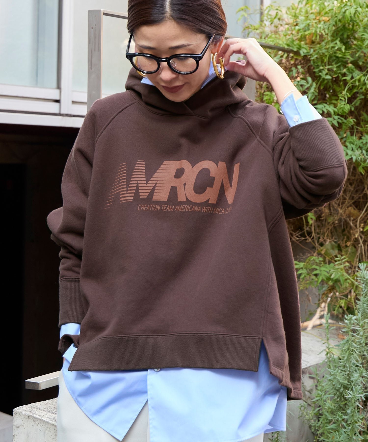 【マイカ ディール/MICA & DEAL】の【AMERICANA*MICA DEAL】15th ANNIVERSARY ロゴフードパーカー インテリア・キッズ・メンズ・レディースファッション・服の通販 founy(ファニー) 　ファッション　Fashion　レディースファッション　Fashion for Women　トップス・カットソー　Cut & Sew Tops　レディースパーカー・カジュアルフーディー　Casual Hoodies & Sweatshirts　コレクション　Collection, Seasonal Line　トレンド　Trend, Trending Now　定番　Standard, Basic Item　バランス　Balance, Style Balance　パーカー　Hoodie, Parka　フロント　Front, Front Design　ロング　Long, Long-Length　おすすめ　Recommended / Our Picks　BROWN|ID: prp329100004795675 ipo3291000000034794232