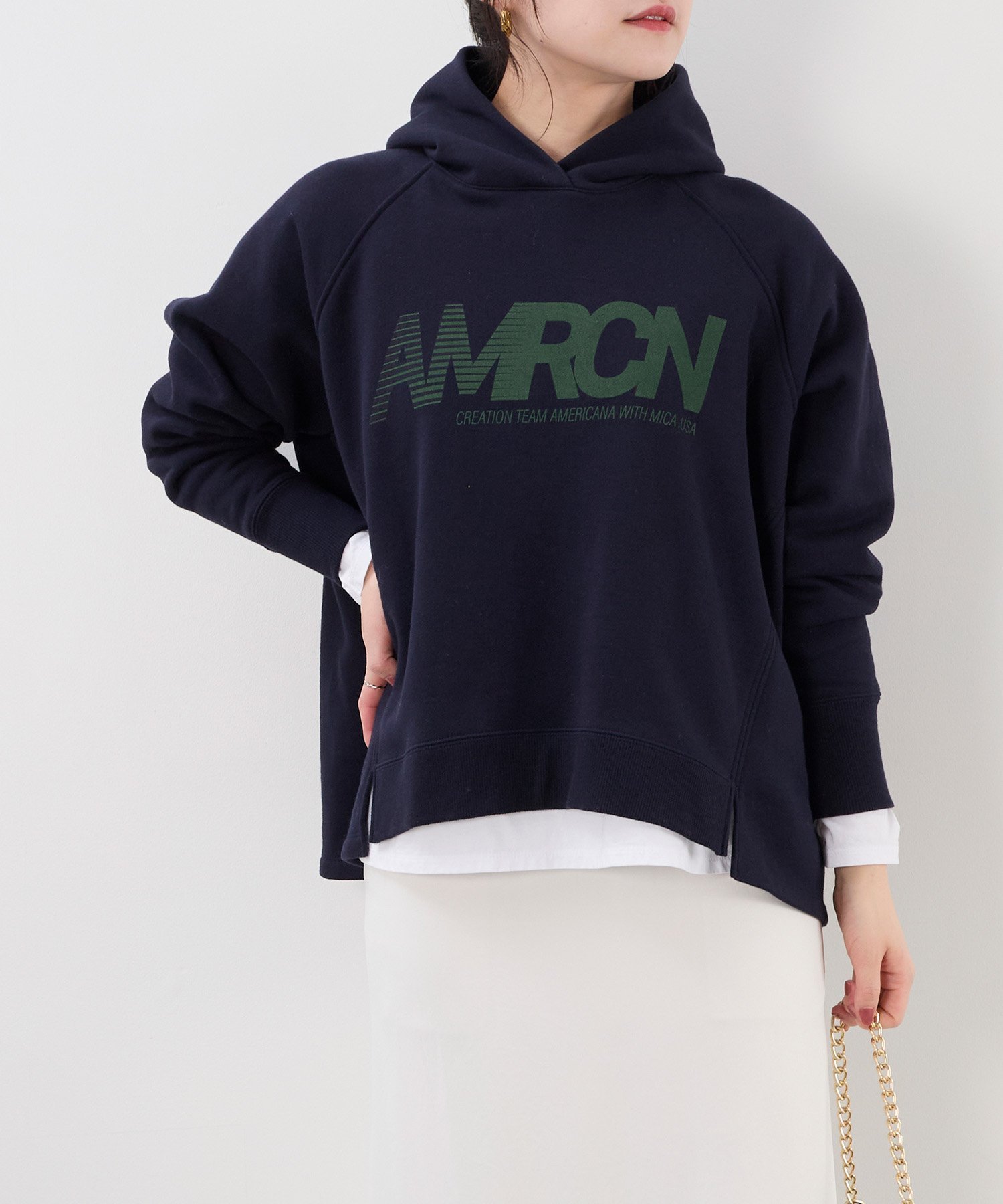 【マイカ ディール/MICA & DEAL】の【AMERICANA*MICA DEAL】15th ANNIVERSARY ロゴフードパーカー インテリア・キッズ・メンズ・レディースファッション・服の通販 founy(ファニー) 　ファッション　Fashion　レディースファッション　Fashion for Women　トップス・カットソー　Cut & Sew Tops　レディースパーカー・カジュアルフーディー　Casual Hoodies & Sweatshirts　コレクション　Collection, Seasonal Line　トレンド　Trend, Trending Now　定番　Standard, Basic Item　バランス　Balance, Style Balance　パーカー　Hoodie, Parka　フロント　Front, Front Design　ロング　Long, Long-Length　おすすめ　Recommended / Our Picks　D/NAVY|ID: prp329100004795675 ipo3291000000034794234