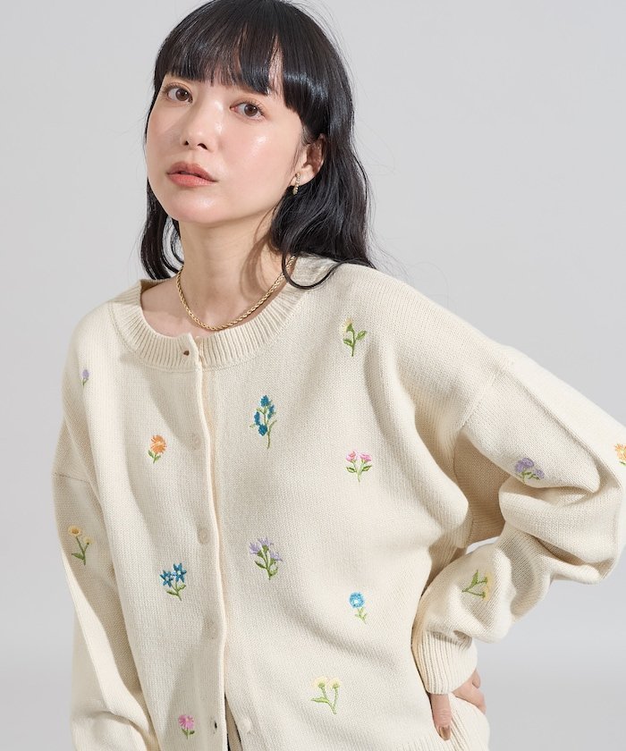 【フリークスストア/FREAK'S STORE】の花刺繍 クルーニットカーデ 25AW インテリア・キッズ・メンズ・レディースファッション・服の通販 founy(ファニー) 　ファッション　Fashion　レディースファッション　Fashion for Women　トップス・カットソー　Cut & Sew Tops　ニット　Knit Tops & Sweaters　2025年　2025　2025-2026秋冬・A/W　Autumn/Winter 2025–26 AW25–26　冬　Winter / This Winter　おすすめ　Recommended / Our Picks　カラフル　Colorful Design　カーディガン　Cardigan, Knitwear　シンプル　Simple, Minimal　スリーブ　Sleeve, Long Sleeve / Short Sleeve　フラワー　Flower, Floral　A/W・秋冬　Autumn/Winter　オフホワイト|ID: prp329100004795731 ipo3291000000034794522