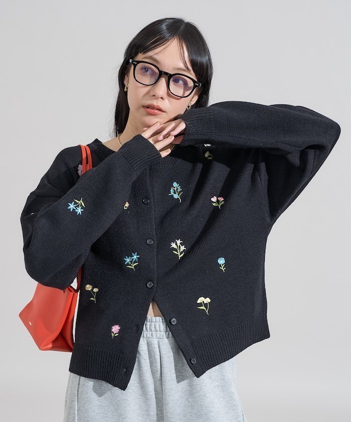 【フリークスストア/FREAK'S STORE】の花刺繍 クルーニットカーデ 25AW インテリア・キッズ・メンズ・レディースファッション・服の通販 founy(ファニー) 　ファッション　Fashion　レディースファッション　Fashion for Women　トップス・カットソー　Cut & Sew Tops　ニット　Knit Tops & Sweaters　2025年　2025　2025-2026秋冬・A/W　Autumn/Winter 2025–26 AW25–26　冬　Winter / This Winter　おすすめ　Recommended / Our Picks　カラフル　Colorful Design　カーディガン　Cardigan, Knitwear　シンプル　Simple, Minimal　スリーブ　Sleeve, Long Sleeve / Short Sleeve　フラワー　Flower, Floral　A/W・秋冬　Autumn/Winter　ブラック|ID: prp329100004795731 ipo3291000000034794523