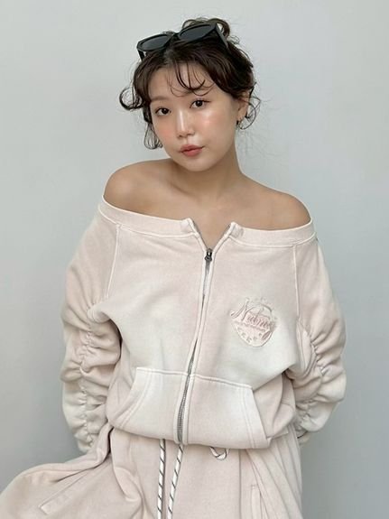 【スナイデル/SNIDEL】の【SNIDEL/NUTMEG】オフショルジップロゴプルオーバー インテリア・キッズ・メンズ・レディースファッション・服の通販 founy(ファニー) 　ファッション　Fashion　レディースファッション　Fashion for Women　トップス・カットソー　Cut & Sew Tops　カジュアルプルオーバー・ニットトップス　Pullovers & Knit Tops / Casual Pullovers　ウェーブ　Wavy Pattern　ヴィンテージ　Vintage Style　ギャザー　Gathered, Ruffled　コラボ　Collaboration, Collab　ショルダー　Shoulder, Shoulder Strap　スウェット / スエット　Sweatshirt, Sweatwear　ストレート　Straight, Straight Cut　スポーツ　Sports, Activewear　スポーティ　Sporty, Casual Athletic　セットアップ　Set-Up, Coordinated Outfit　人気　Popular, Best Seller　バランス　Balance, Style Balance　フェミニン　Feminine, Girly　フロント　Front, Front Design　ワンポイント　One Point, Statement Accent　おすすめ　Recommended / Our Picks　PNK[066]|ID: prp329100004795770 ipo3291000000034794719