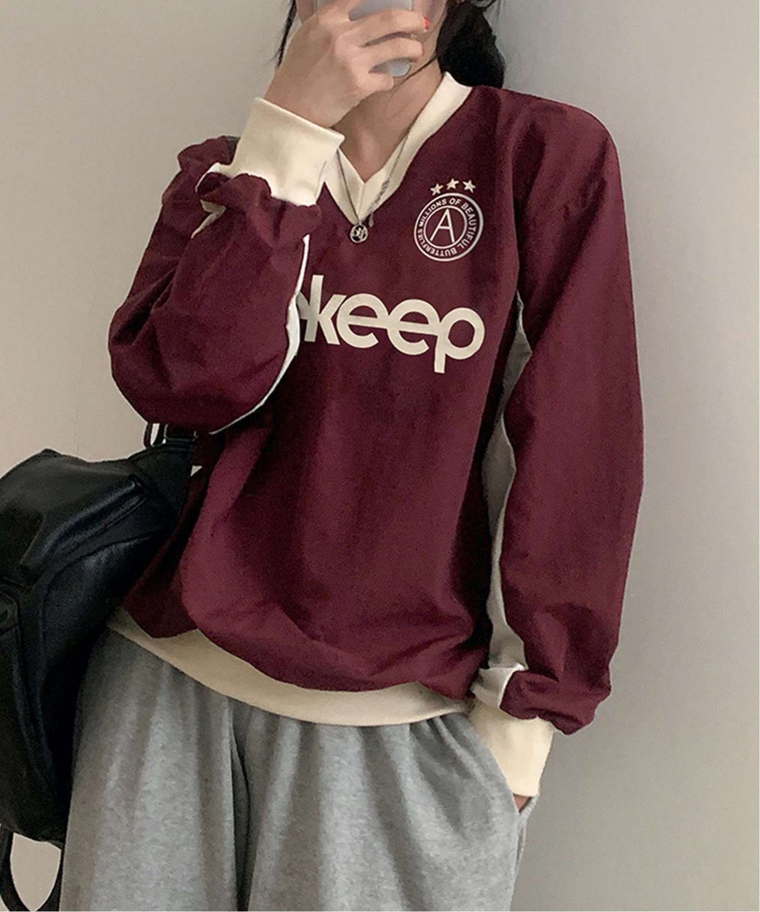 【チェルカ/CERCA】のMEMECLE/【 MEMECLE / メメクル 】プリントVネックゲームシャツ インテリア・キッズ・メンズ・レディースファッション・服の通販 founy(ファニー) ファッション Fashion レディースファッション Fashion for Women トップス・カットソー Cut & Sew Tops シャツ・ブラウス・オフィスカジュアル Elegant Blouses & Button-Ups Vネックトップス V-Neck Tops / V-Cut Neckline Shirts おすすめ Recommended / Our Picks インナー Innerwear ショート Short, Short Length スポーティ Sporty, Casual Athletic トレンド Trend, Trending Now パーカー Hoodie, Parka プリント Print, Printed Pattern プリーツ Pleats, Pleated 今季 This Season, Current Season 再入荷 Restock / Back in Stock レッド|ID: prp329100004795900 ipo3291000000034795344