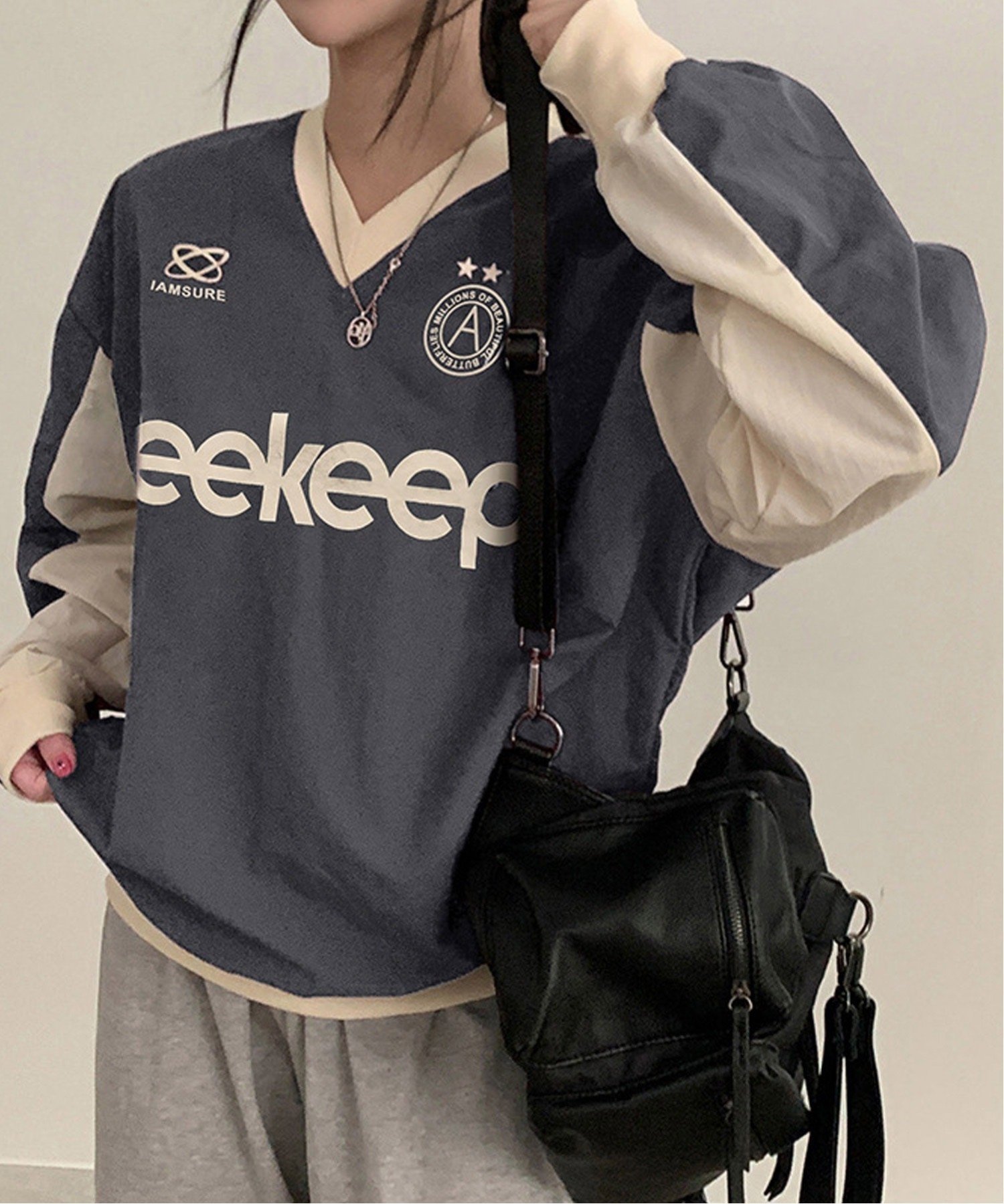 【チェルカ/CERCA】のMEMECLE/【 MEMECLE / メメクル 】プリントVネックゲームシャツ インテリア・キッズ・メンズ・レディースファッション・服の通販 founy(ファニー) ファッション Fashion レディースファッション Fashion for Women トップス・カットソー Cut & Sew Tops シャツ・ブラウス・オフィスカジュアル Elegant Blouses & Button-Ups Vネックトップス V-Neck Tops / V-Cut Neckline Shirts おすすめ Recommended / Our Picks インナー Innerwear ショート Short, Short Length スポーティ Sporty, Casual Athletic トレンド Trend, Trending Now パーカー Hoodie, Parka プリント Print, Printed Pattern プリーツ Pleats, Pleated 今季 This Season, Current Season 再入荷 Restock / Back in Stock グレー|ID: prp329100004795900 ipo3291000000034795345