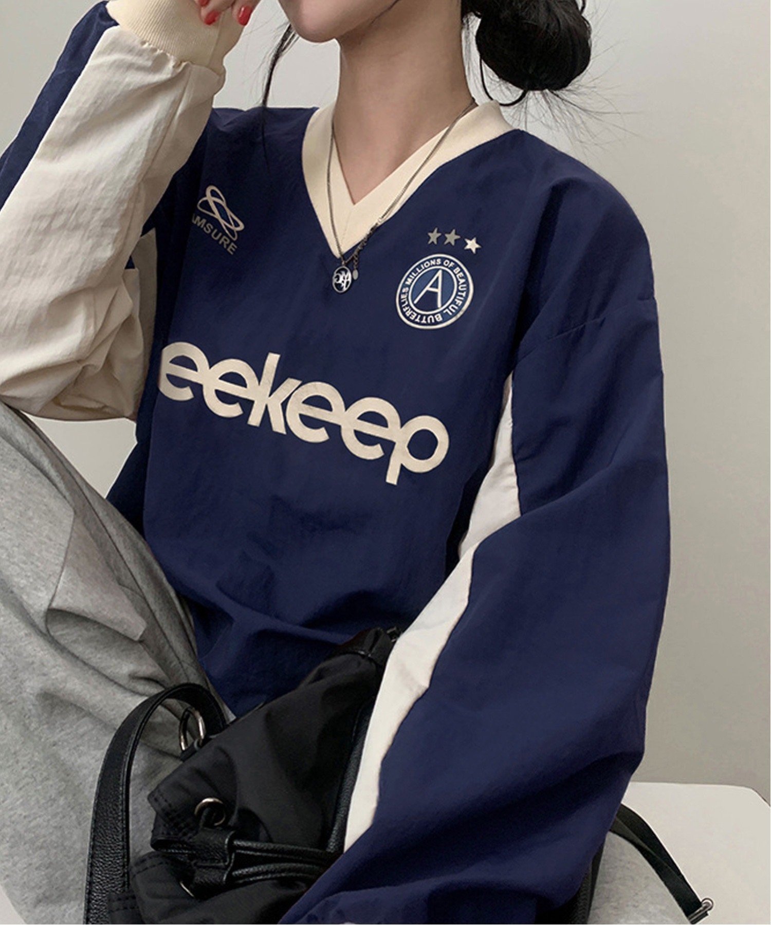 【チェルカ/CERCA】のMEMECLE/【 MEMECLE / メメクル 】プリントVネックゲームシャツ インテリア・キッズ・メンズ・レディースファッション・服の通販 founy(ファニー) ファッション Fashion レディースファッション Fashion for Women トップス・カットソー Cut & Sew Tops シャツ・ブラウス・オフィスカジュアル Elegant Blouses & Button-Ups Vネックトップス V-Neck Tops / V-Cut Neckline Shirts おすすめ Recommended / Our Picks インナー Innerwear ショート Short, Short Length スポーティ Sporty, Casual Athletic トレンド Trend, Trending Now パーカー Hoodie, Parka プリント Print, Printed Pattern プリーツ Pleats, Pleated 今季 This Season, Current Season 再入荷 Restock / Back in Stock ネイビー|ID: prp329100004795900 ipo3291000000034795346