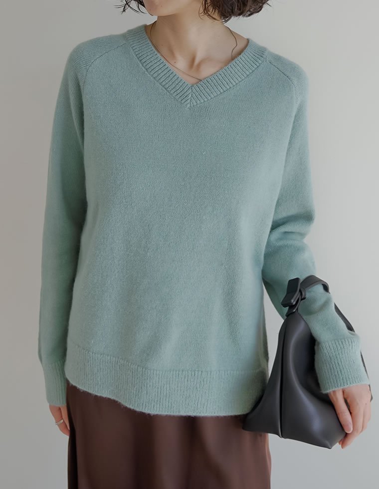 【リエディ/Re:EDIT】のアルパカタッチVネックニットプルオーバー インテリア・キッズ・メンズ・レディースファッション・服の通販 founy(ファニー) 　ファッション　Fashion　レディースファッション　Fashion for Women　トップス・カットソー　Cut & Sew Tops　ニット　Knit Tops & Sweaters　カジュアルプルオーバー・ニットトップス　Pullovers & Knit Tops / Casual Pullovers　Vネックトップス　V-Neck Tops / V-Cut Neckline Shirts　シンプル　Simple, Minimal　スニーカー　Sneakers, Trainers　スリーブ　Sleeve, Long Sleeve / Short Sleeve　デニム　Denim, Jeans Material　ネックレス　Necklace, Pendant Necklace　バランス　Balance, Style Balance　ベーシック　Basic, Essential　リラックス　Relax, Relaxed Fit　ワイド　Wide, Wide Fit　A/W・秋冬　Autumn/Winter　エレガント 上品　Elegant　グリーン|ID: prp329100004795945 ipo3291000000034795587