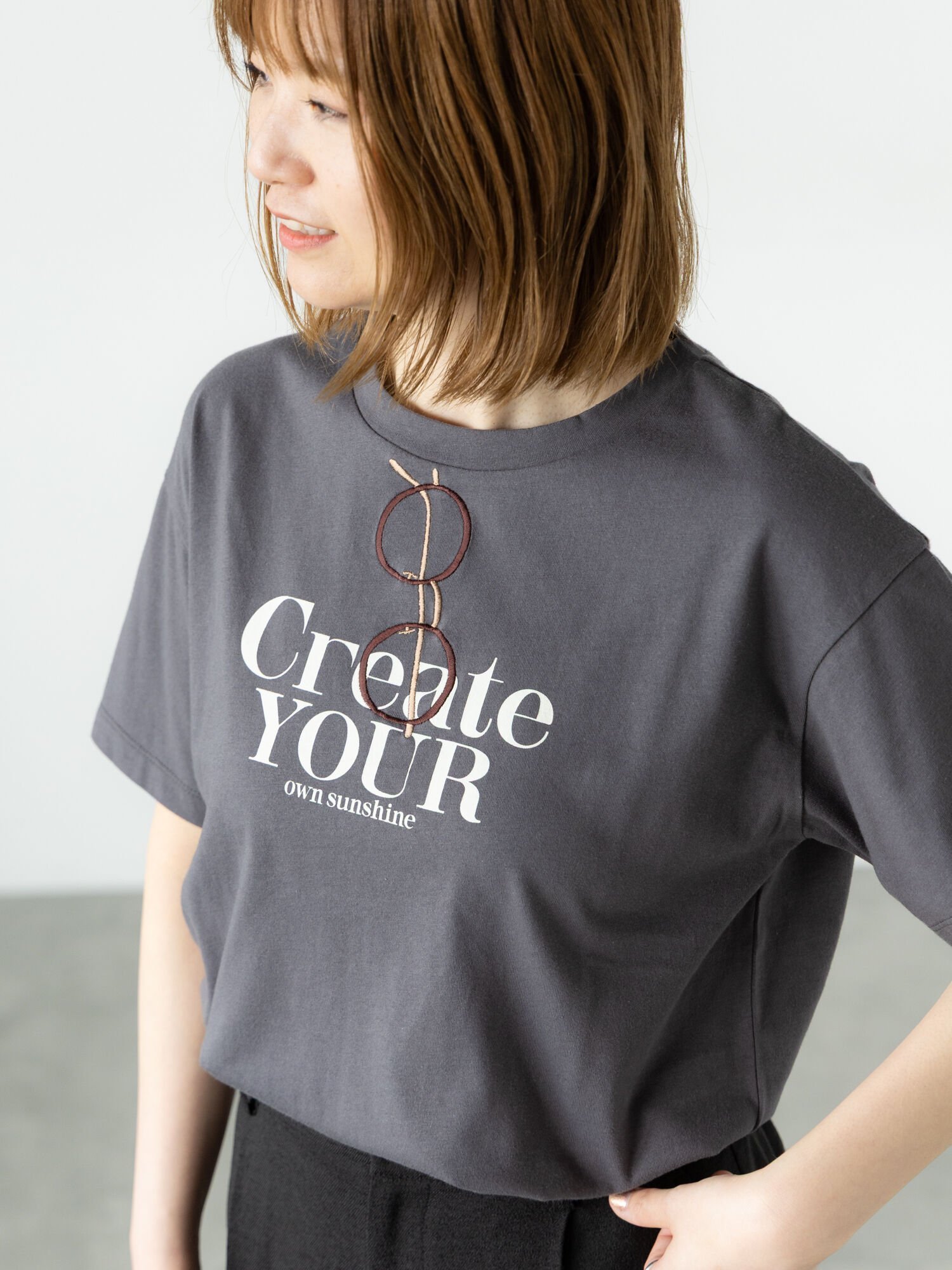 【テチチ/Te chichi】のメガネ刺繍プリントTシャツ インテリア・キッズ・メンズ・レディースファッション・服の通販 founy(ファニー) 　ファッション　Fashion　レディースファッション　Fashion for Women　トップス・カットソー　Cut & Sew Tops　シャツ・ブラウス・オフィスカジュアル　Elegant Blouses & Button-Ups　ロングTシャツ・Tシャツ　Longline T-Shirts & Tees　サングラス&メガネ　Sunglasses & Eyewear　スリット　Slit, Slit Detail　プリント　Print, Printed Pattern　メガネ　Glasses, Eyewear　チャコールグレー|ID: prp329100004795971 ipo3291000000034795716