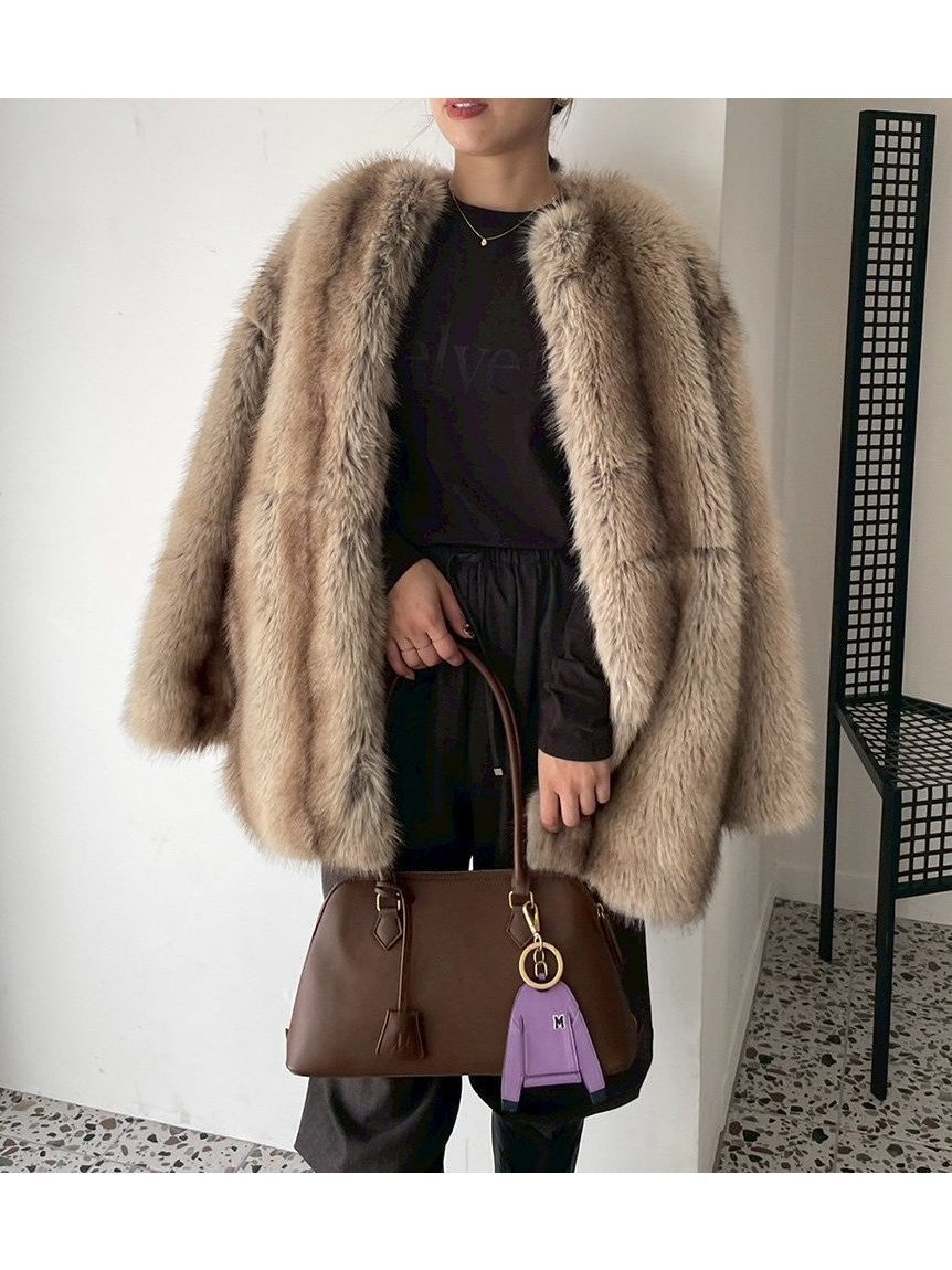 【ミラオーウェン/Mila Owen】のマルチマテリアルノーカラーファーコート インテリア・キッズ・メンズ・レディースファッション・服の通販 founy(ファニー) 　雑誌掲載アイテム　Magazine Picks & Fashion Features　ファッション雑誌　Fashion Magazines　ヴェリィ　VERY　ファッション　Fashion　レディースファッション　Fashion for Women　アウター　Coat / Outerwear Collection　コート・ロングコート・ピーコート　Long Coats, Peacoats & More　1月号　January Issue　エレガント 上品　Elegant　シンプル　Simple, Minimal　スマート　Smart, Elegant　雑誌　Magazine, Fashion Magazine　デニム　Denim, Jeans Material　フェイクファー　Faux Fur, Imitation Fur　リアル　Real, Realistic　リュクス　Luxury, Elegant, High-End, Chic　冬　Winter / This Winter　おすすめ　Recommended / Our Picks　BEG[037]|ID: prp329100004796035 ipo3291000000034796015